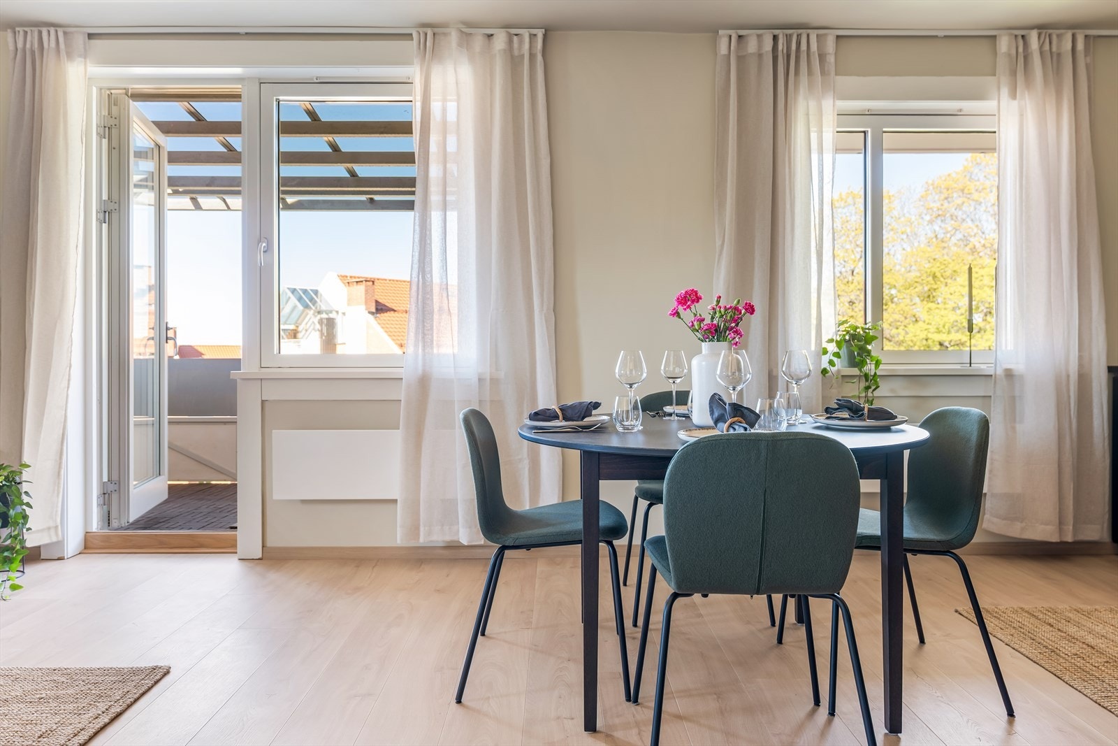 Leiligheten ligger høyt og fritt i byggets 4. etasje, og byr på en gjennomtenkt planløsning kombinert med store vindusflater som gir rikelig med naturlig lys. Galleribilde