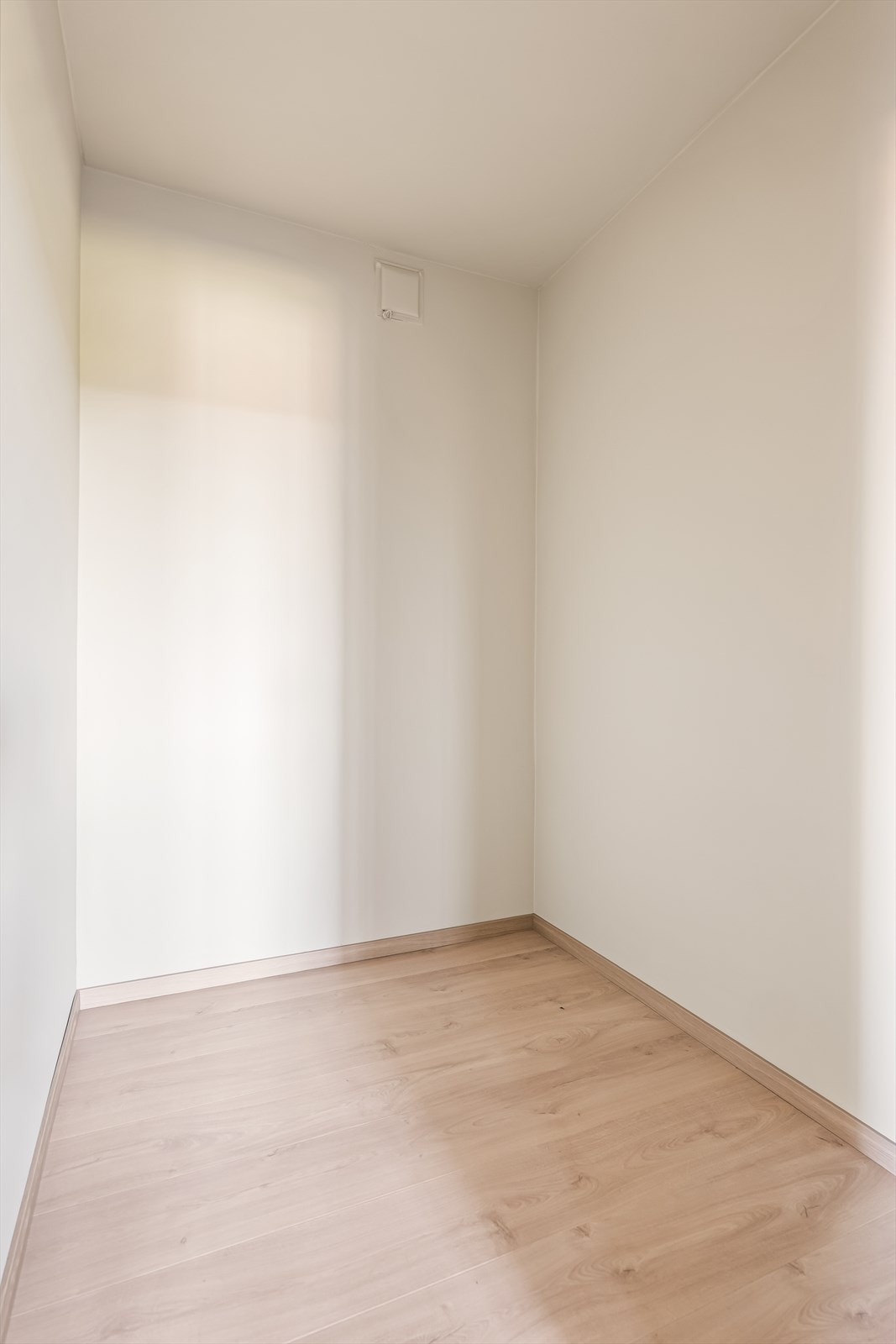 En innvendig bod gir rikelig med ekstra lagringsplass. Leiligheten disponerer i tillegg en loftsbod på ca. 4,78 m² gulvareal og to boder i kjeller på ca. 1,5 m² og 2,7 m². Galleribilde