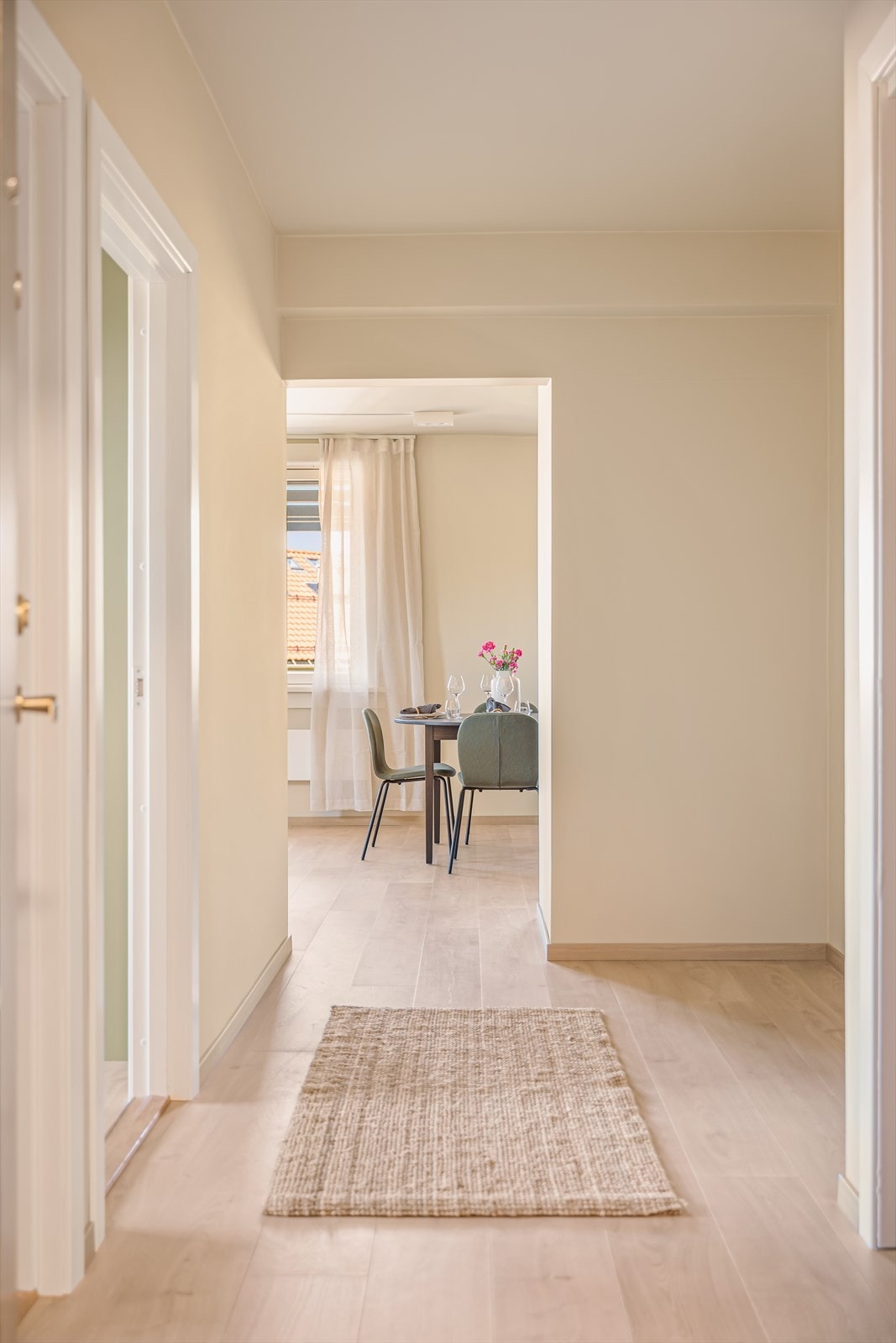 Fra entréen åpner leiligheten seg opp mot de sosiale sonene. Galleribilde