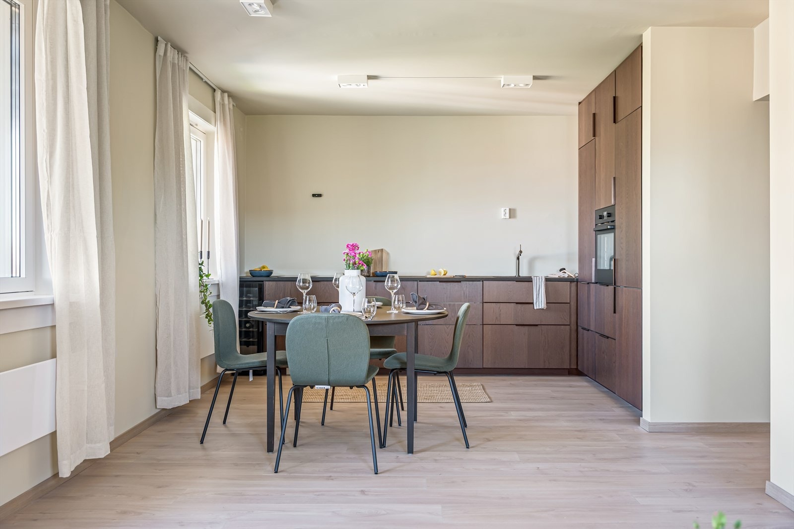 Stuen og kjøkkenet danner et åpent og sosialt rom med plass til både sofagruppe og spisebord. Galleribilde