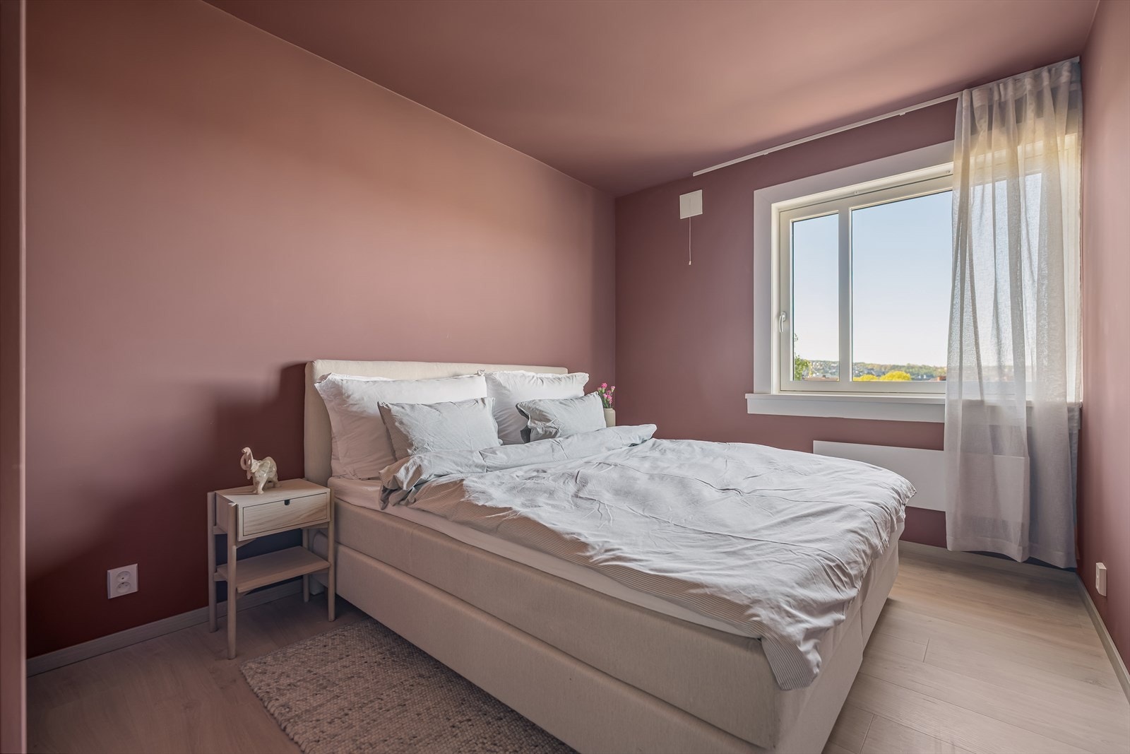 Leiligheten har en barnevennlig planløsning med to gode soverom beliggende i den ene delen av leiligheten. Galleribilde
