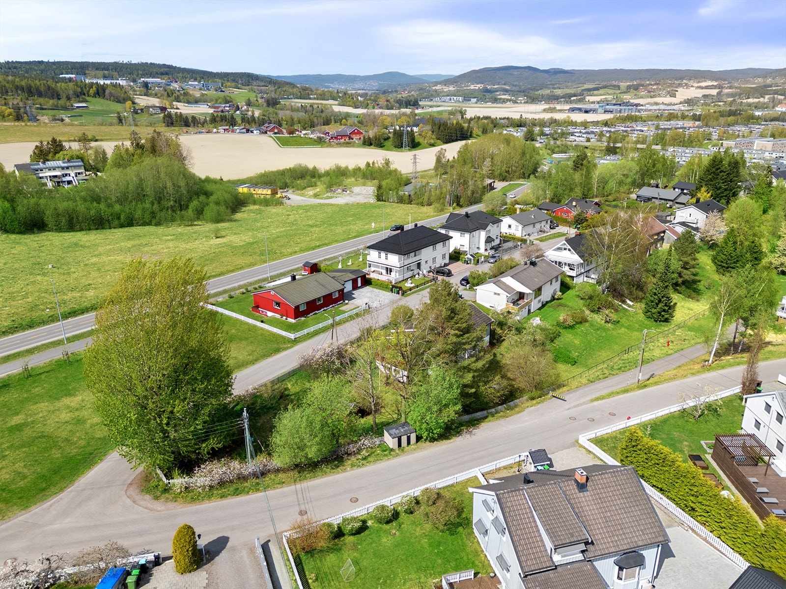 Tomten er på 525,7 m², og består i dag av gressplen, trær og hekk. Galleribilde