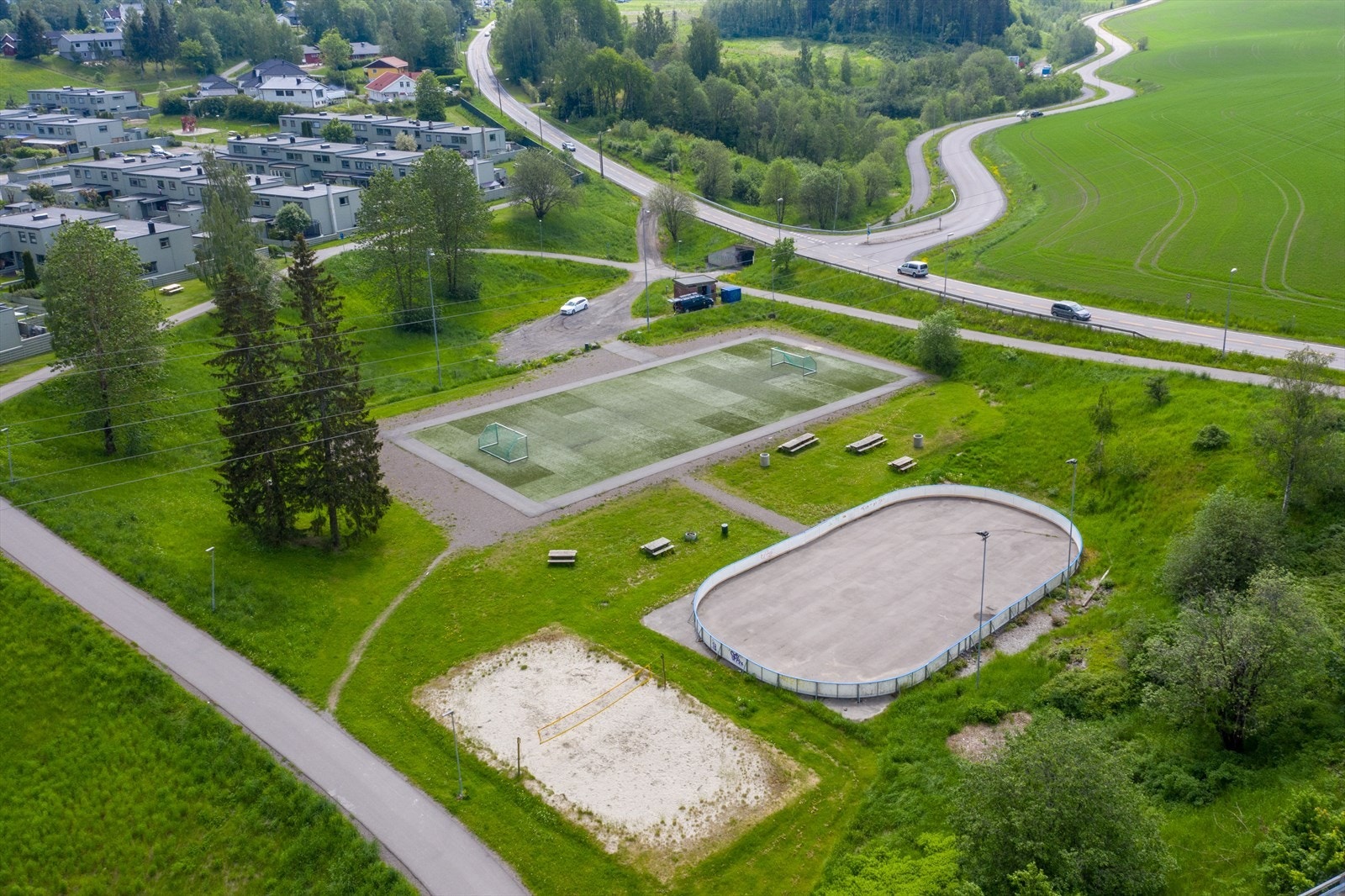 På Glostrupdumpa finner du kunsgressbane, sandvolleyballbane og skøytebane på vinteren. Perfekt sted for de unge, kort avstand fra boligen. Galleribilde