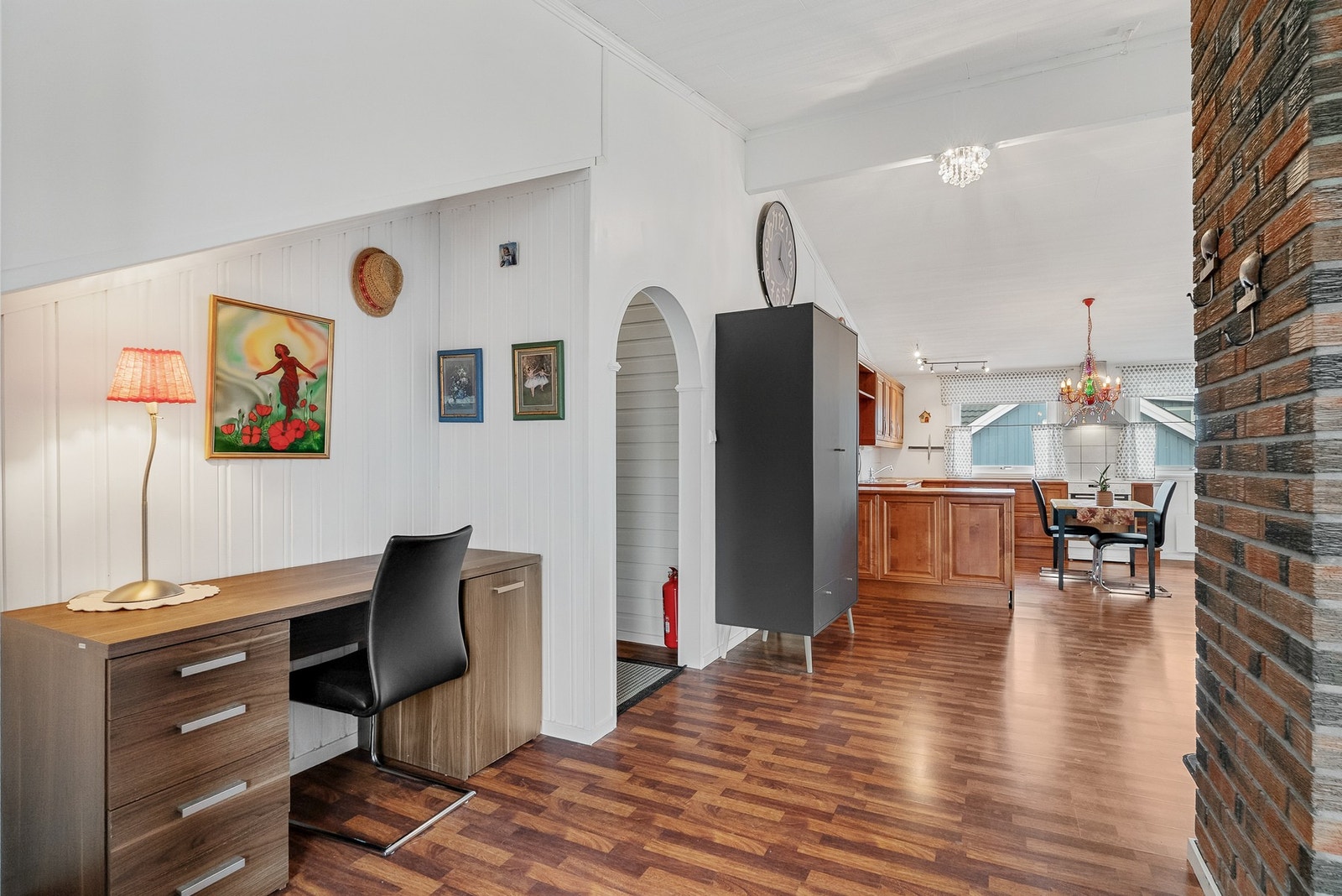 Fra kontorplassen er det en åpen siktlinje gjennom hele oppholdsrommet. Galleribilde