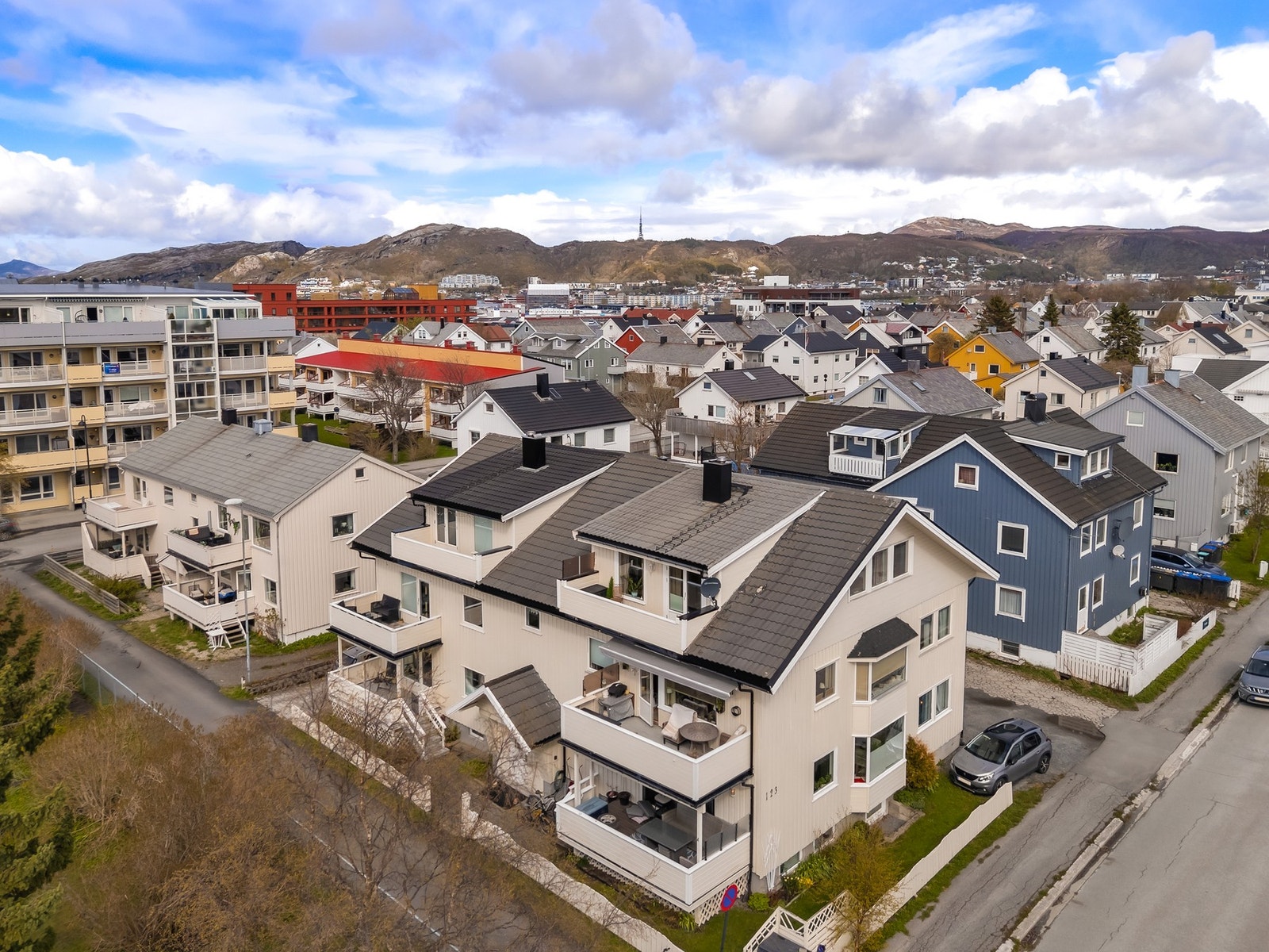 Fra eiendommen er det kun seks minutters gange til Bodø togstasjon. Galleribilde