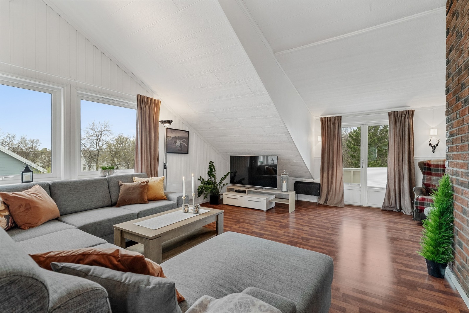 Stuen har rikelig med plass til en stor sofagruppe og flere sittesoner. Galleribilde