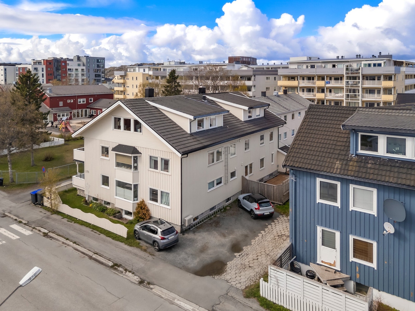 Bygget har en sentral beliggenhet i Bodø. Taket ble tekket med steinbelagte stålplater i 2008. Galleribilde
