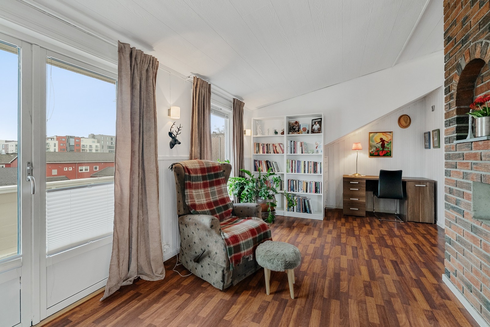 Ved siden av utgangen til balkongen er det en fin plass for en lesekrok eller hjemmekontor. Galleribilde
