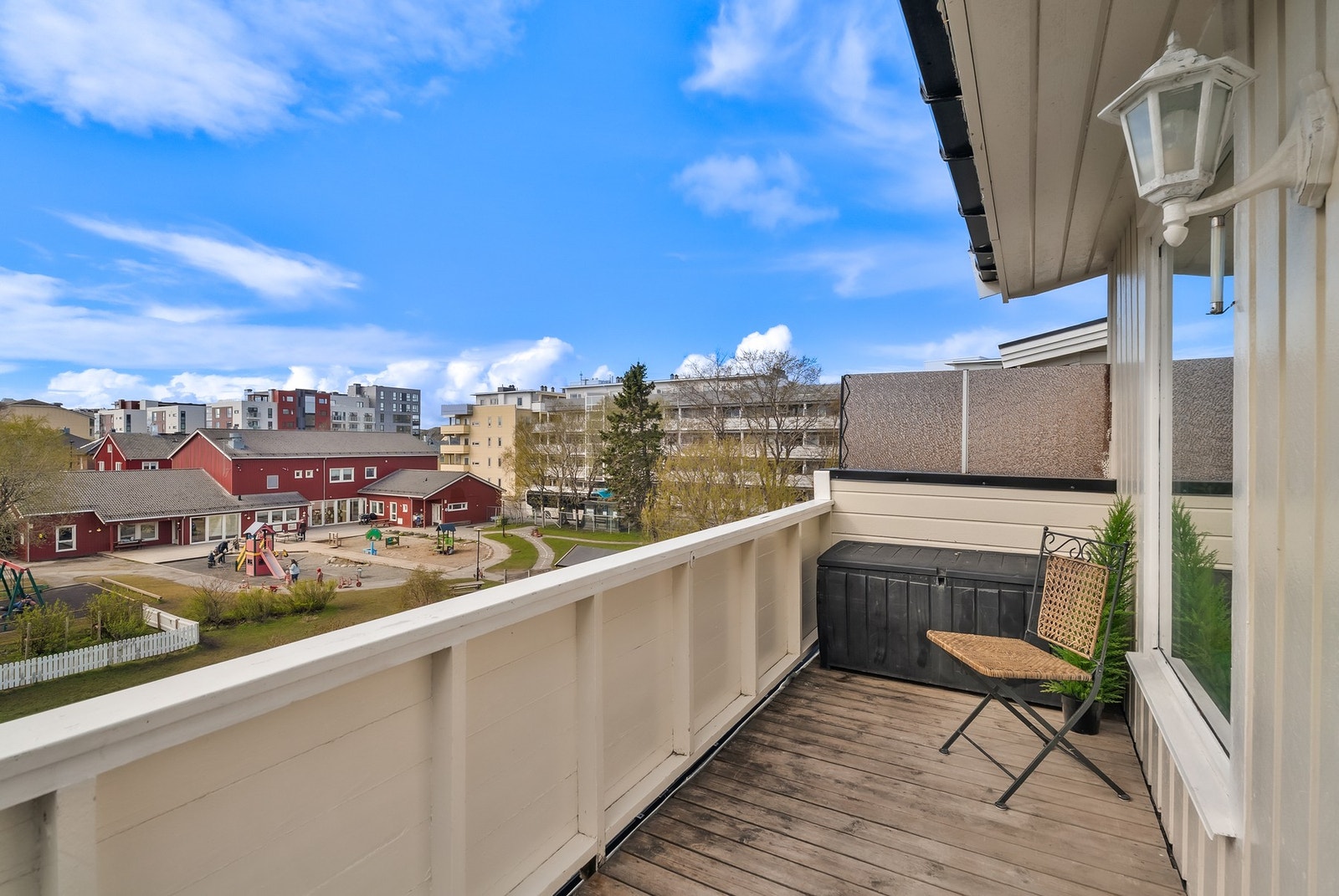 Balkongen har plass til en hyggelig sittegruppe. Galleribilde