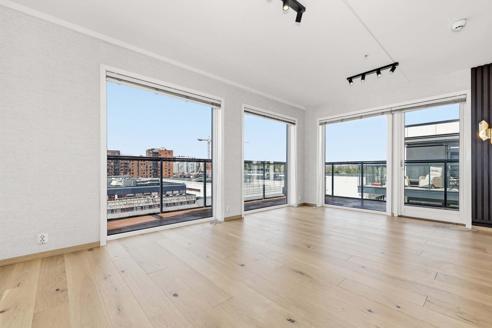 Romlig stue med store vindusflater. Her er det plass til spisebord og sofagruppe. Galleribilde