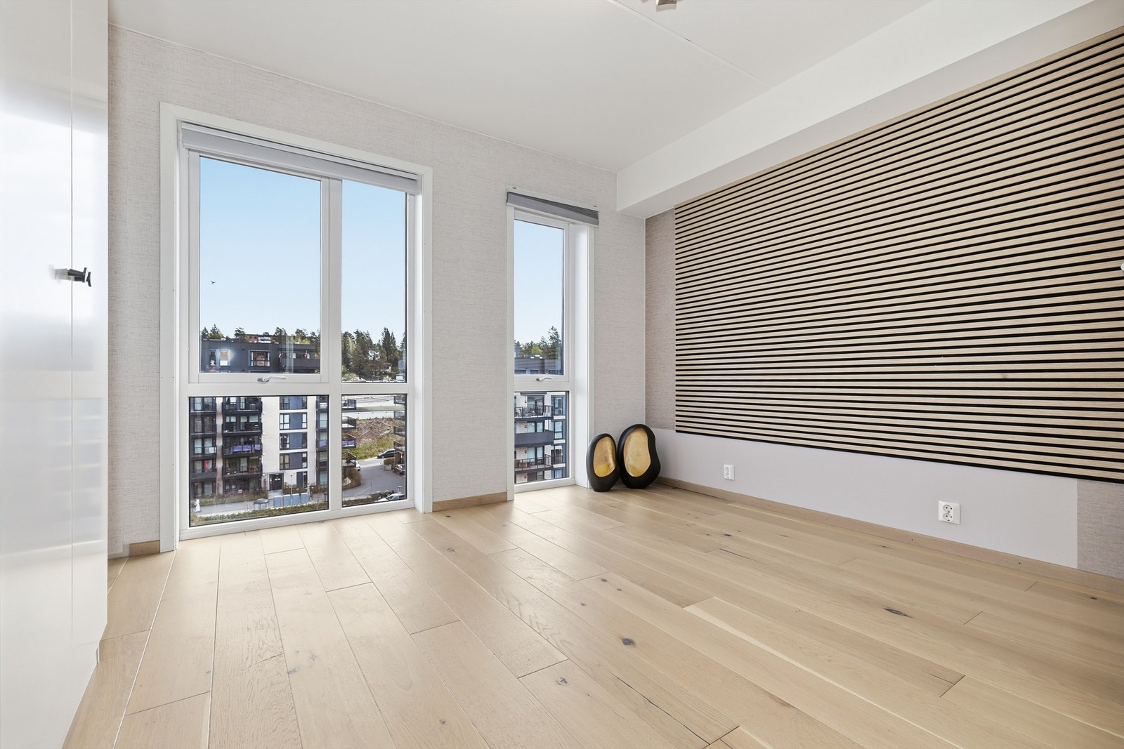 Hovedsoverom med plass til dobbeltseng. Her finner du en praktisk skap. Galleribilde