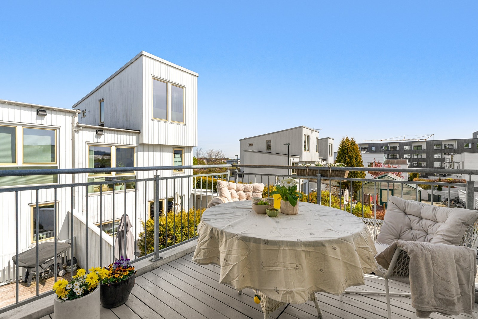 Her bor man svært godt til på feltet med gode solforhold fra morgen til kveld. Galleribilde