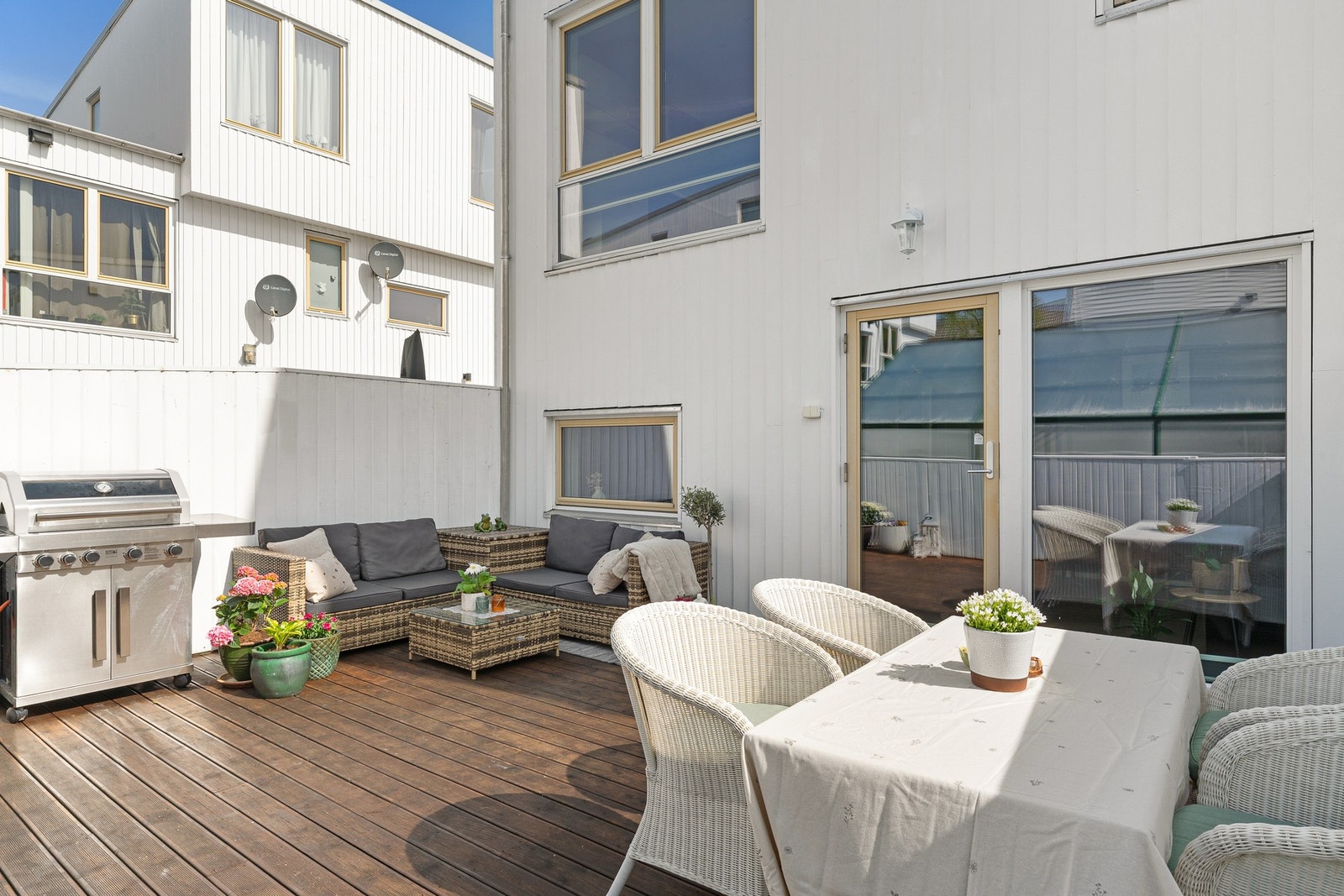 Terrassen med utgang fra stuen er sørvendt og av god størrelse med plass til opptil flere sittegrupper. Galleribilde