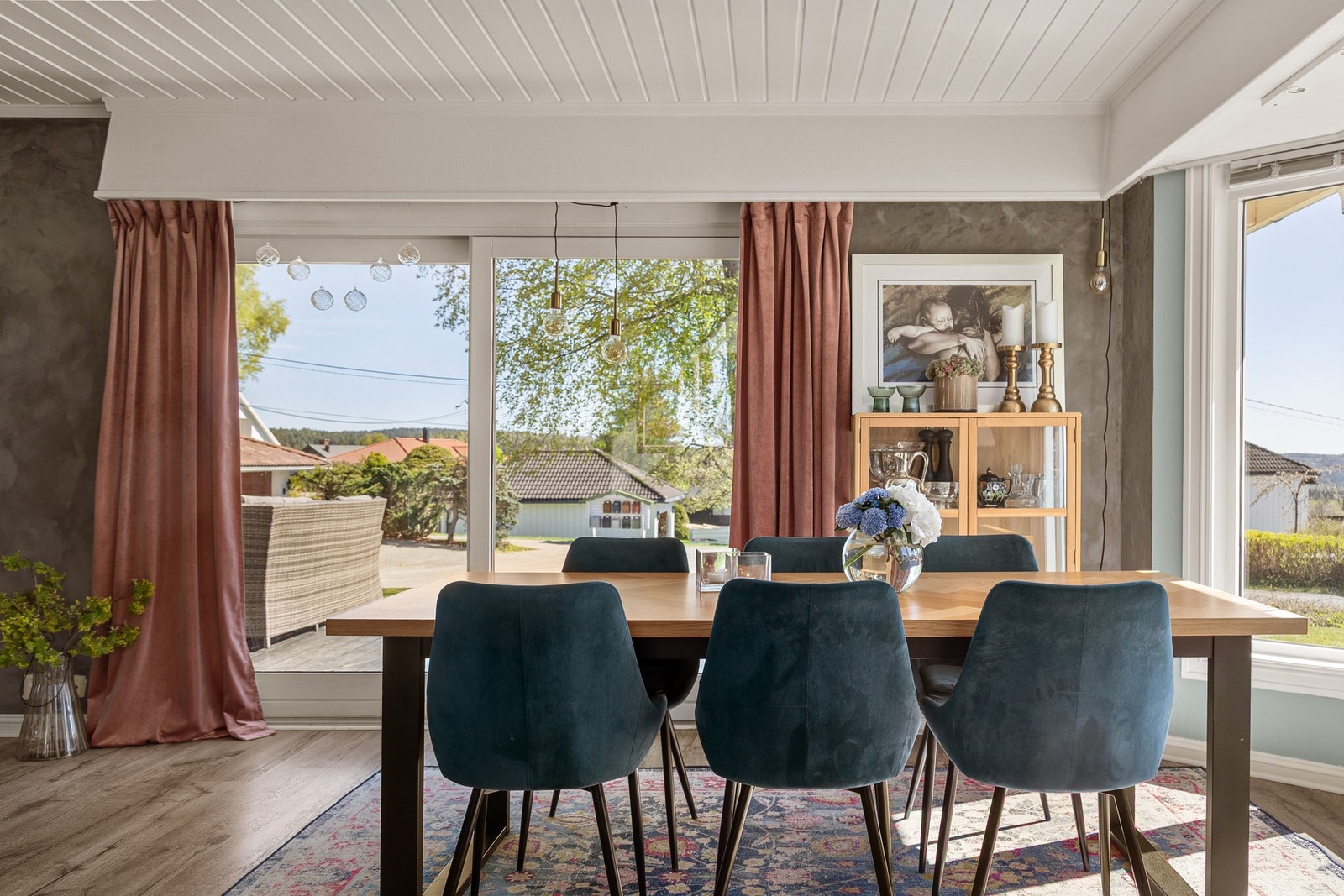 Store vindusflater mot tre himmelretninger gir godt med naturlig lys, inkludert et karnapp med downlights. Galleribilde