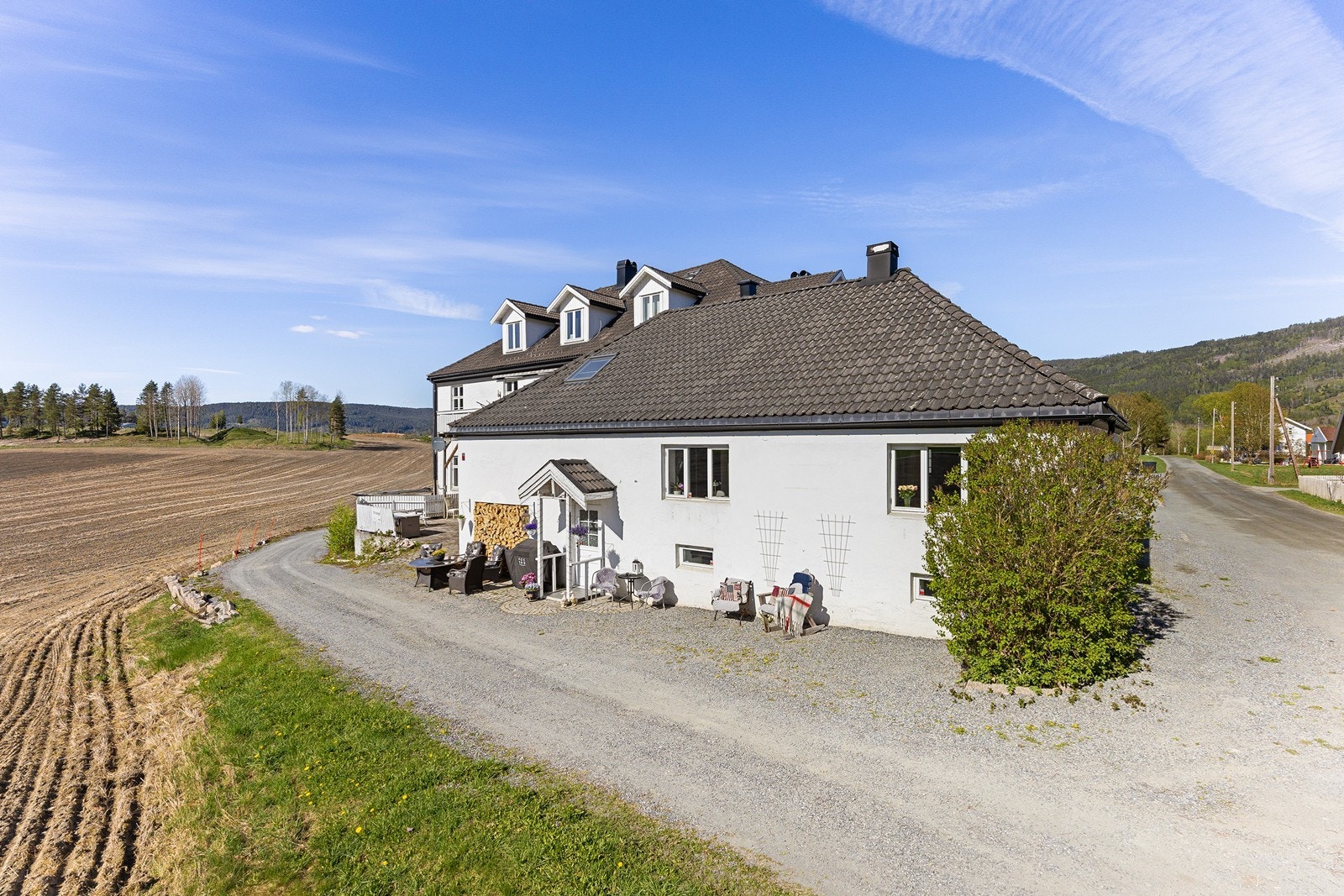 Inngang bak, med uteplass Galleribilde