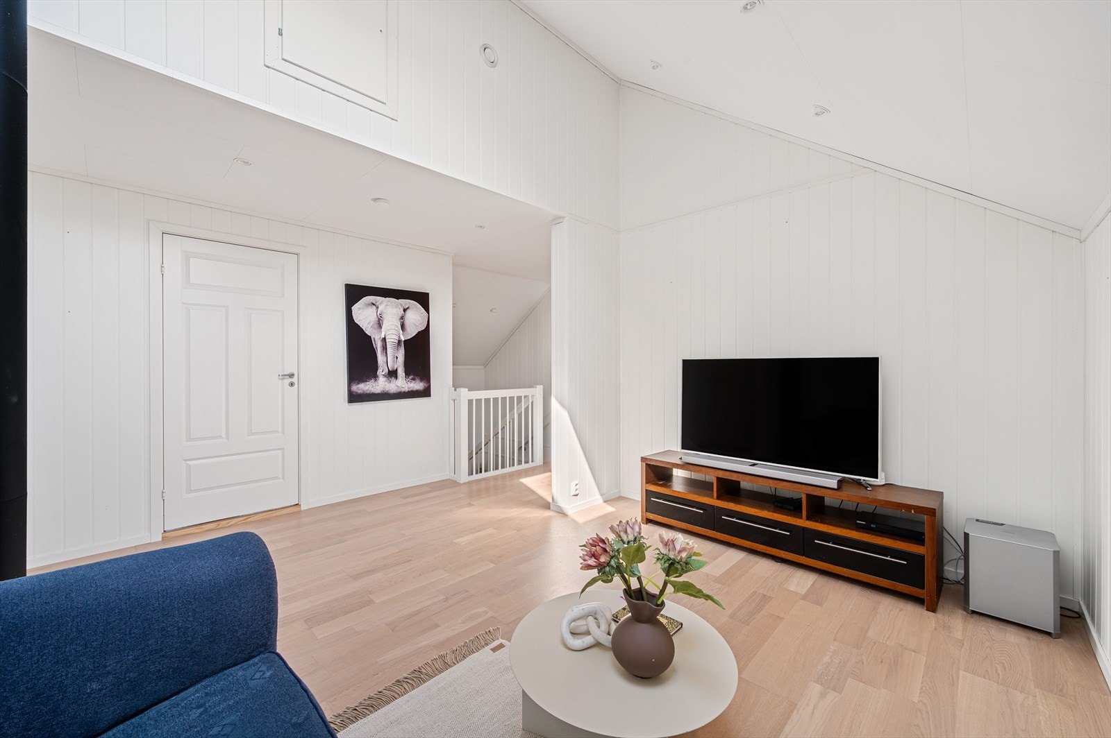 Loftsetasjen byr på en romslig og fleksibel loftstue som egner seg ypperlig som TV-stue, lekeområde for barna, sosial sone eller hjemmekontor. Galleribilde