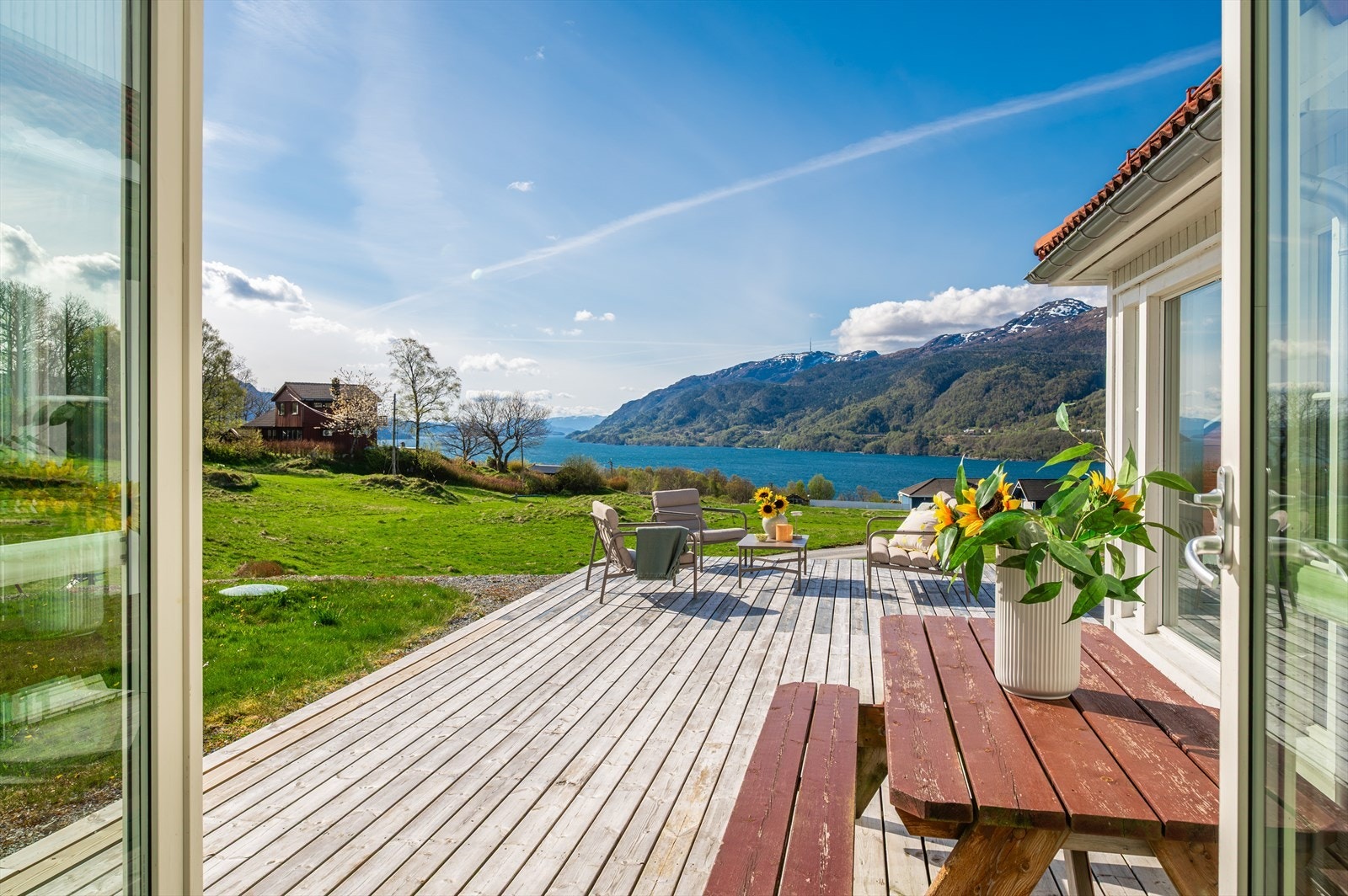 Fra stue/kjøkken er det utgang til romslig sør-østvendt terrasse på ca. 80 m² med gode solforhold. Galleribilde