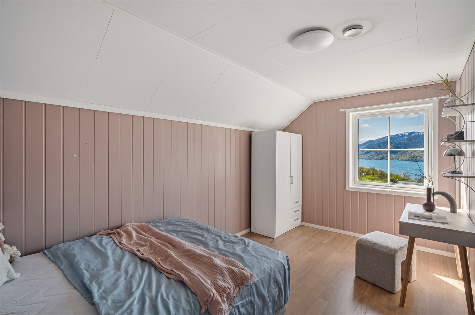 Soverommene måler 9,3 m², 14,7 m², 11,3 m² og 12,5 m². Galleribilde