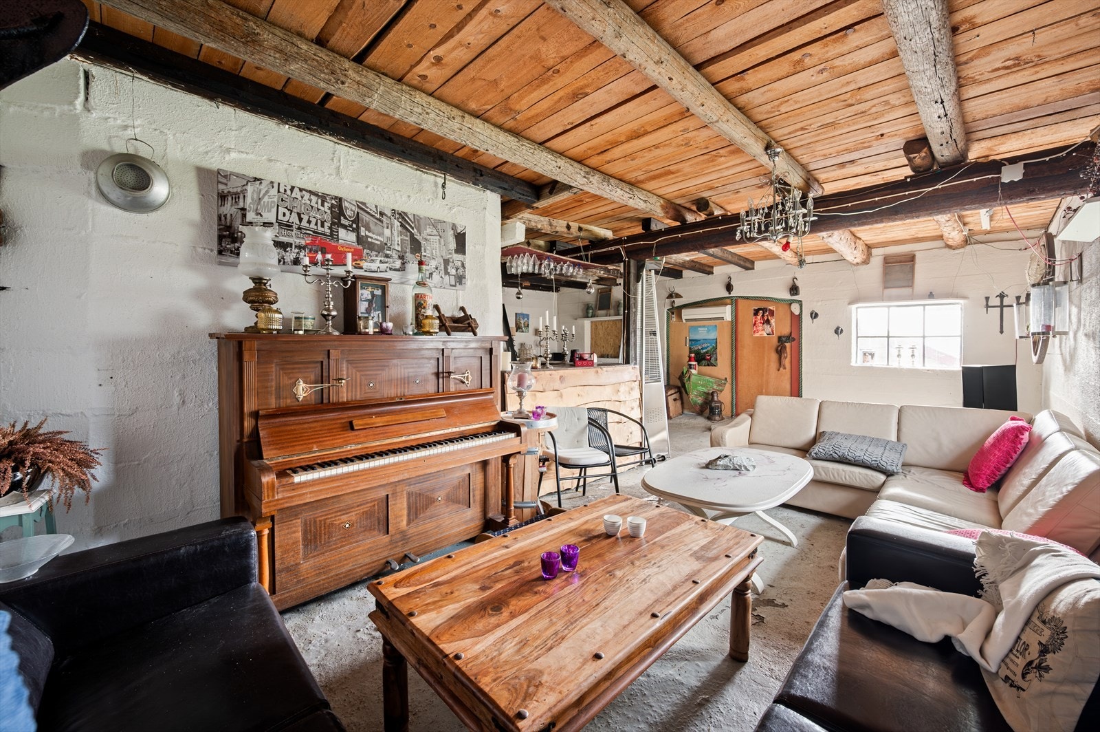 Eiendommen har en løe på ca. 131 m², hvor det er innredet bar. Galleribilde