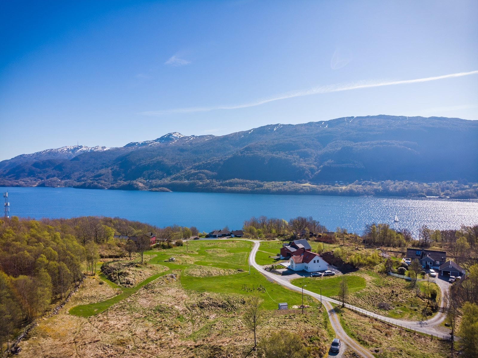 Boligen ligger i rolige og naturnære omgivelser på Tysnes. Galleribilde