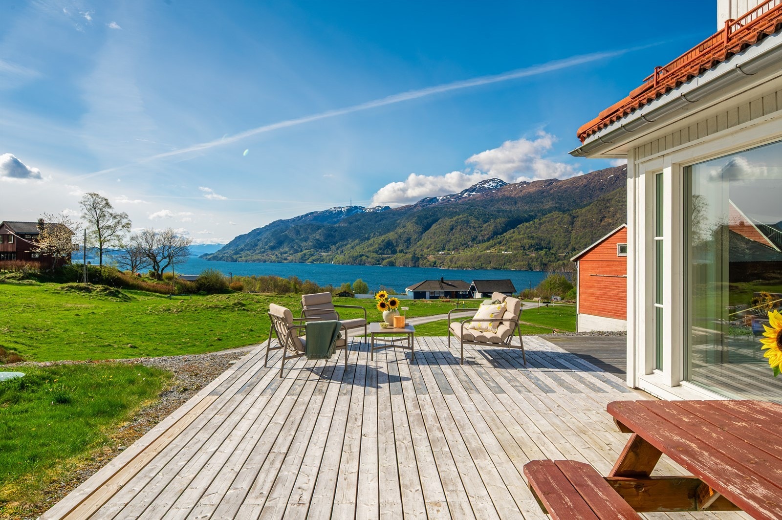 Her er god plass til flere sittegrupper, beplantning og annet terrassemøblement. Galleribilde