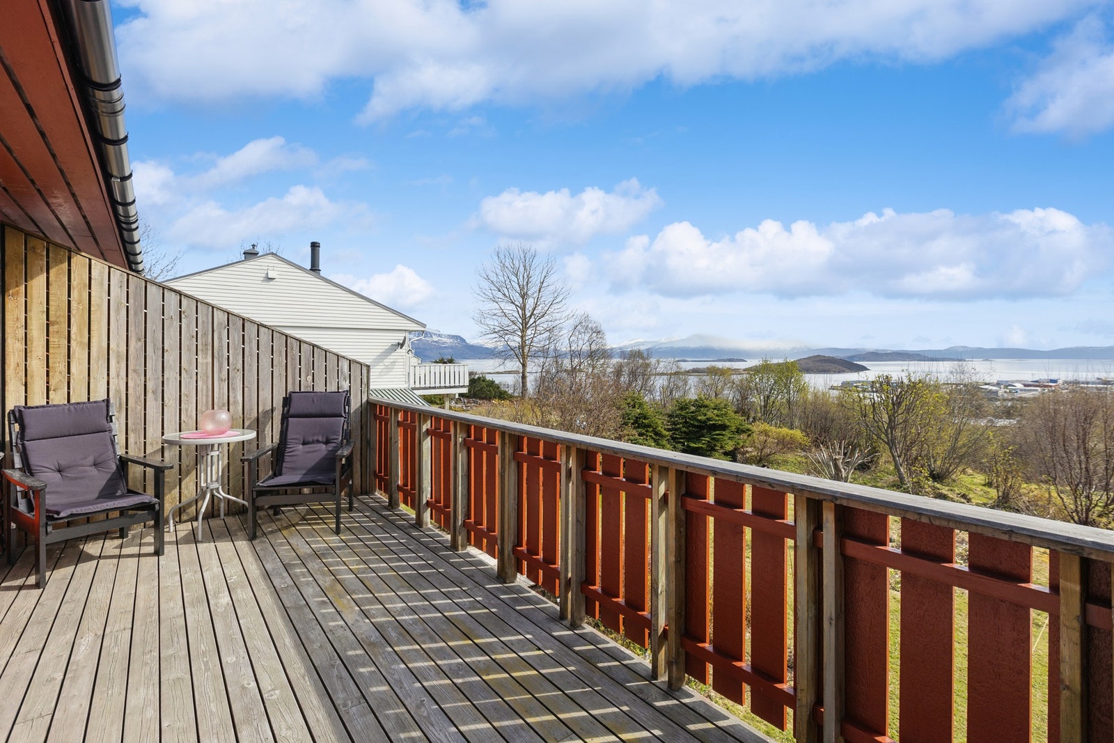 Her er det god plass til en sittegruppe for å nyte utsikten. Galleribilde