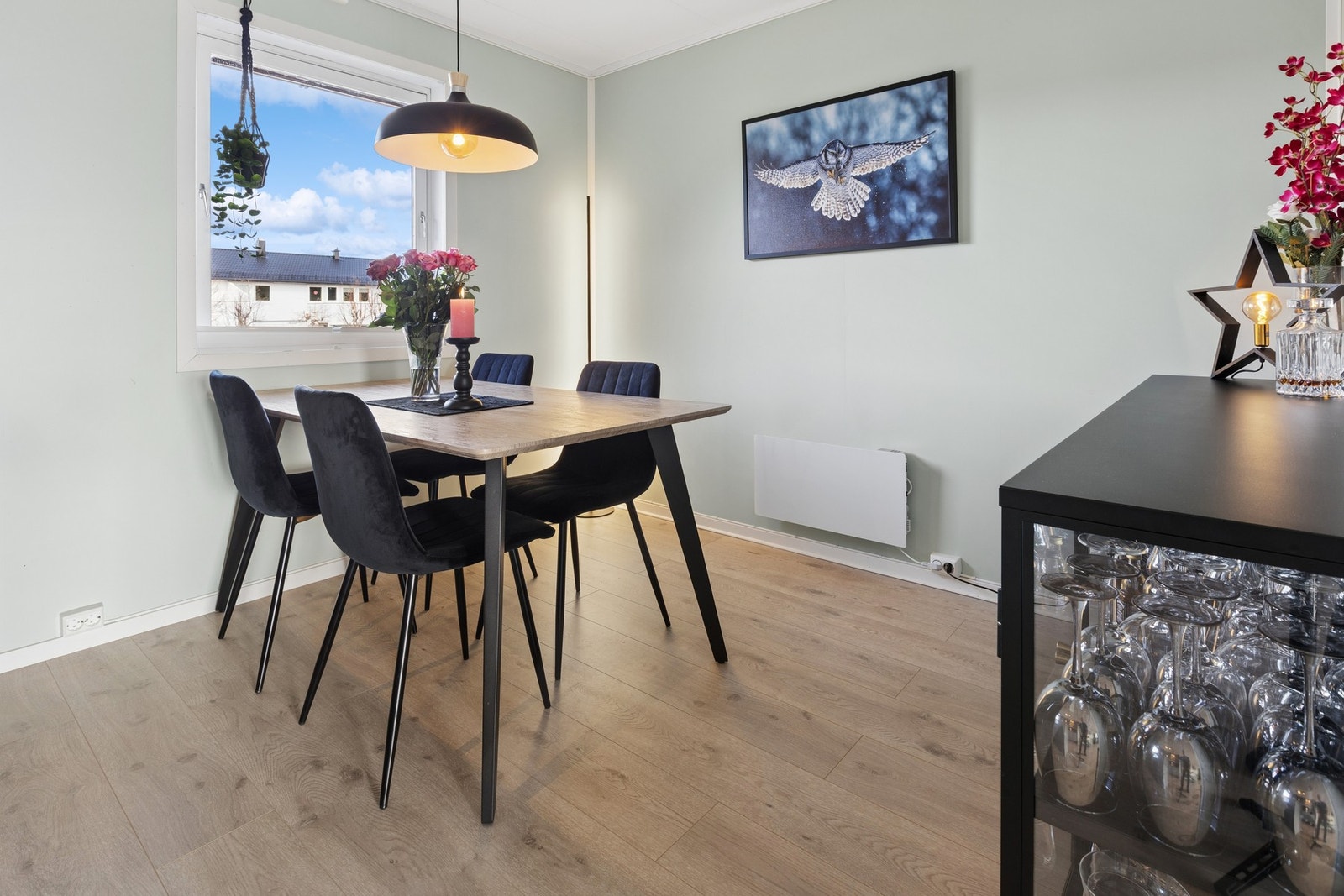 Det er god plass til en egen spisesone i tilknytning til kjøkkenet. Galleribilde