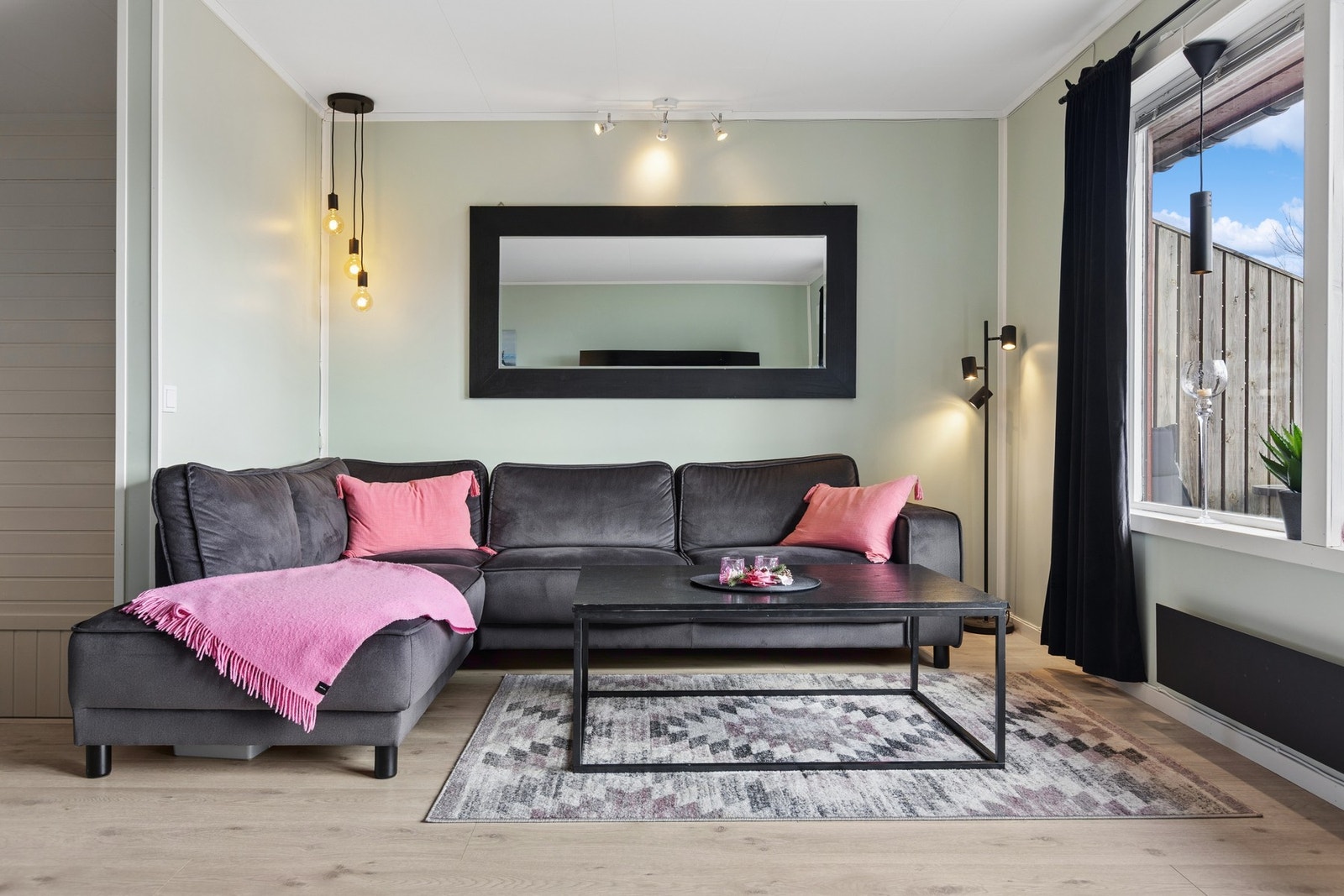 Stuen har god plass til en romslig sofagruppe. (Del av stue har tidligere vært soverom og Wc-rom - ikke omsøkt og godkjent) Galleribilde