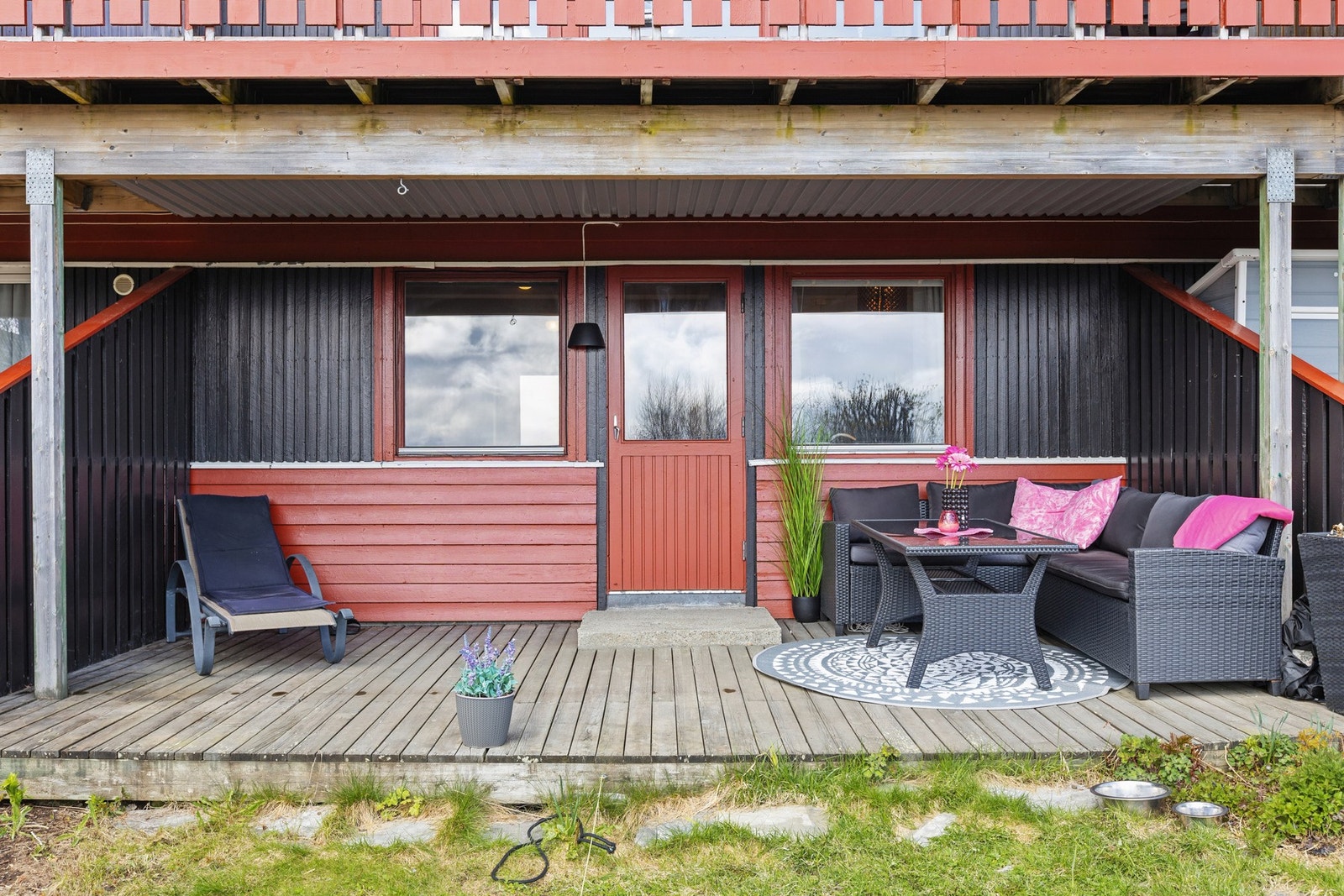 Den overbygde uteplassen i første etasje gir ly for vær og vind. Galleribilde