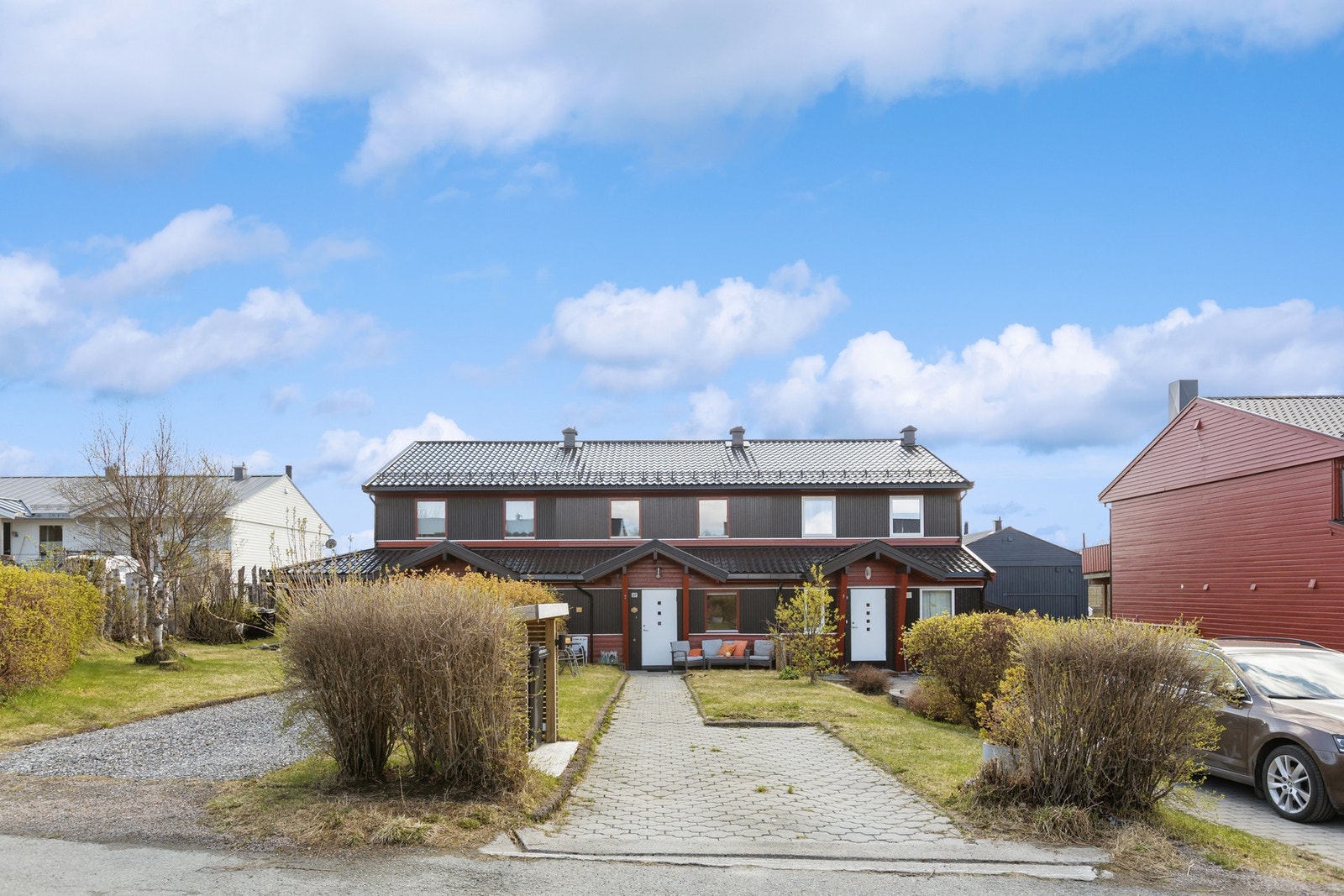 Pent opparbeidet inngangsparti med belegningsstein. Galleribilde