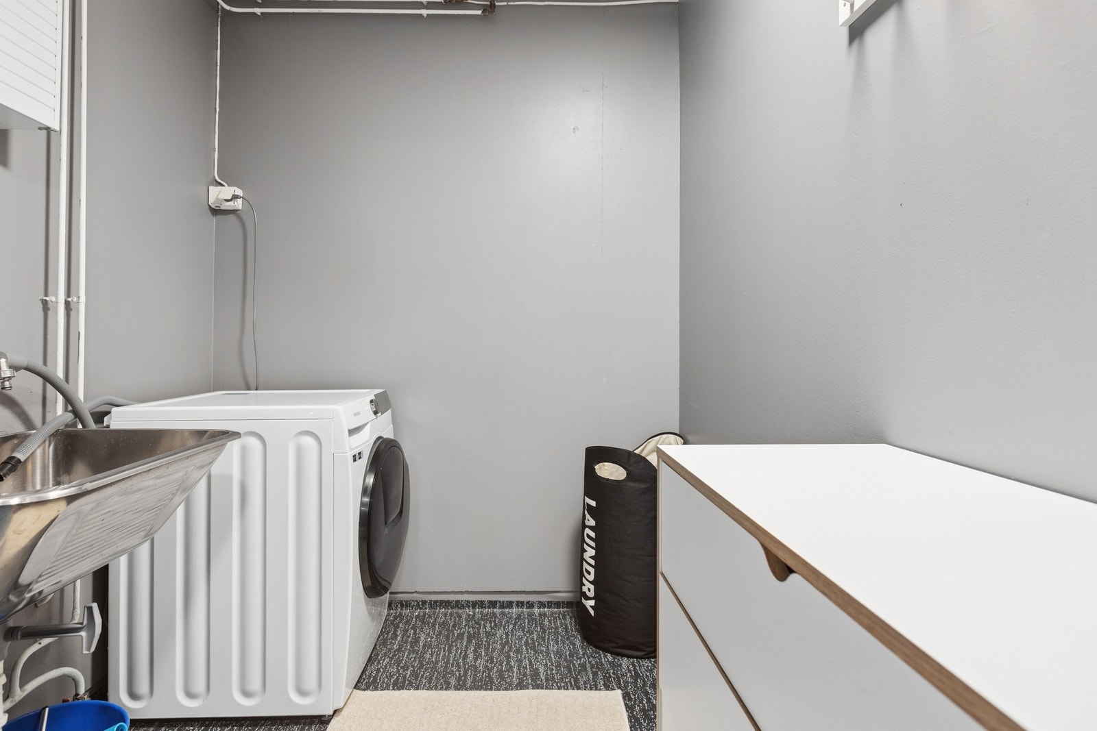 Separat og praktisk vaskerom med utslagsvask og opplegg for vaskemaskin. (Vaskerom er tidligere del av soverom Ikke omsøkt og godkjent) Galleribilde