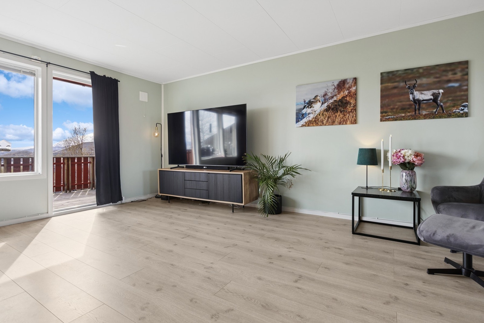 Fra stuen er det direkte utgang til balkongen. Galleribilde