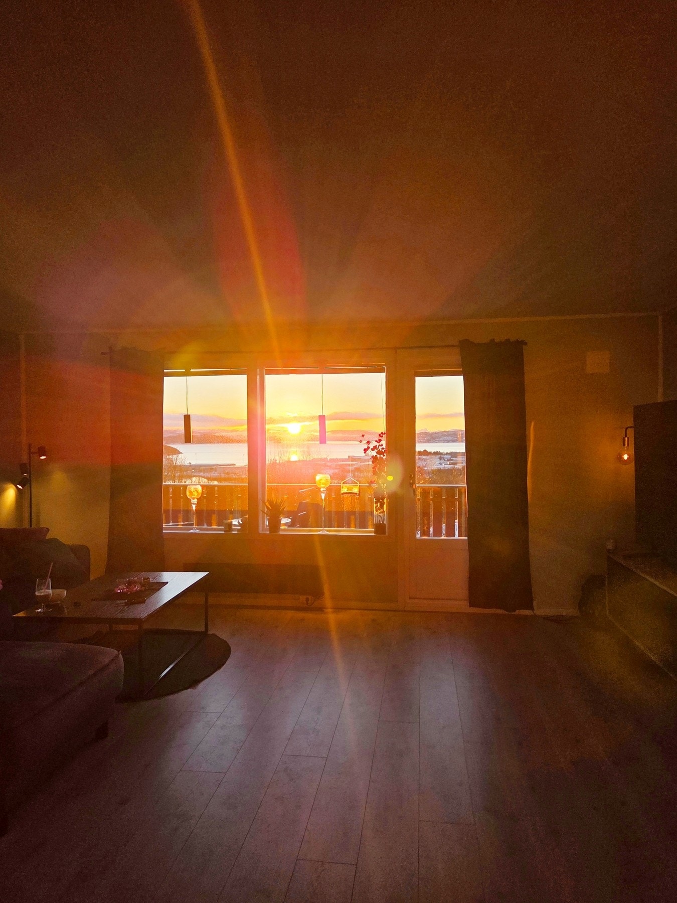 En stemningsfull utsikt også nydelig sol. Privat bilde viser solen inn vinduet tidlig januar. Bildet tatt 12 januar. Galleribilde