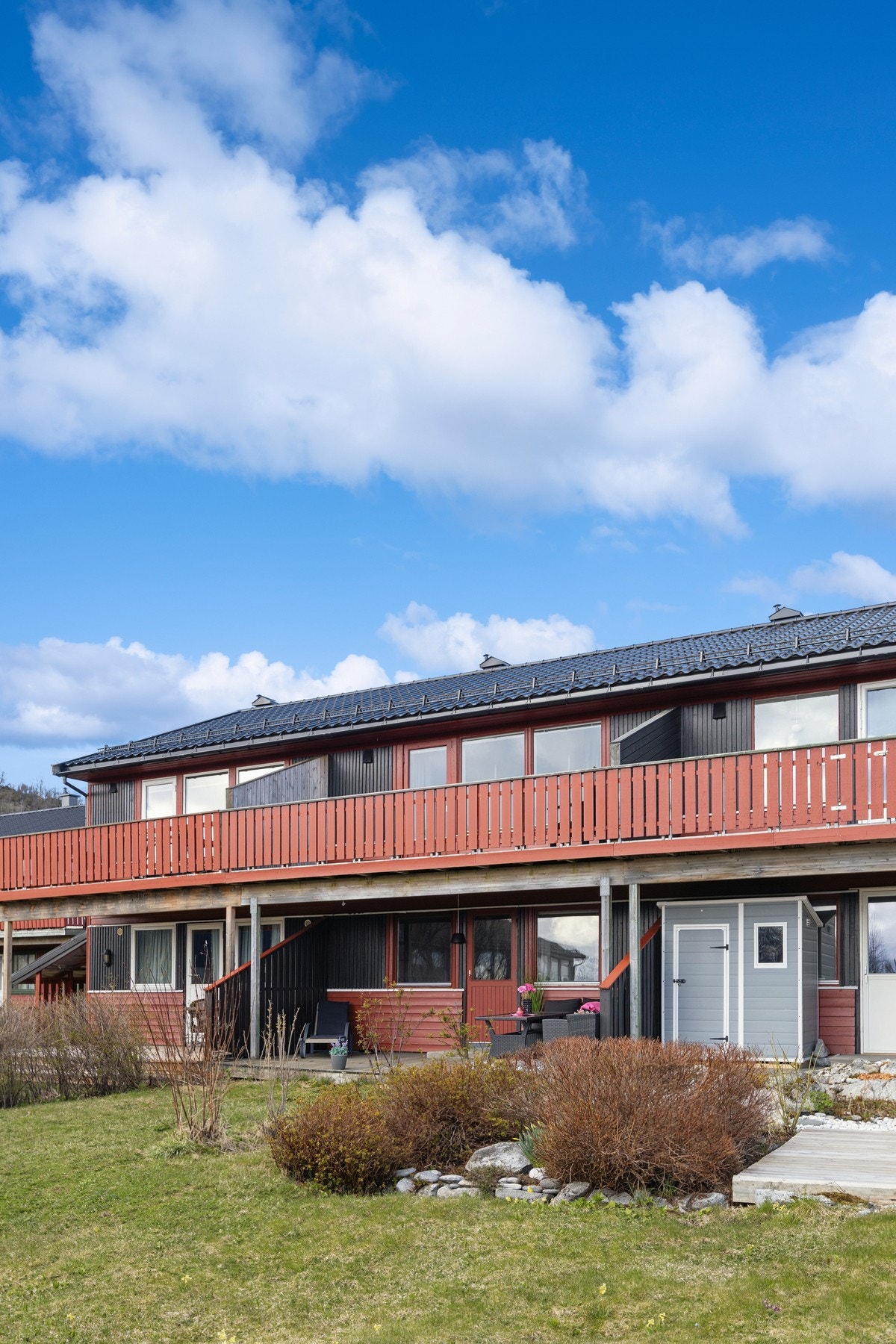 Uteområde på baksiden av boligen med plen og terrasse. Galleribilde