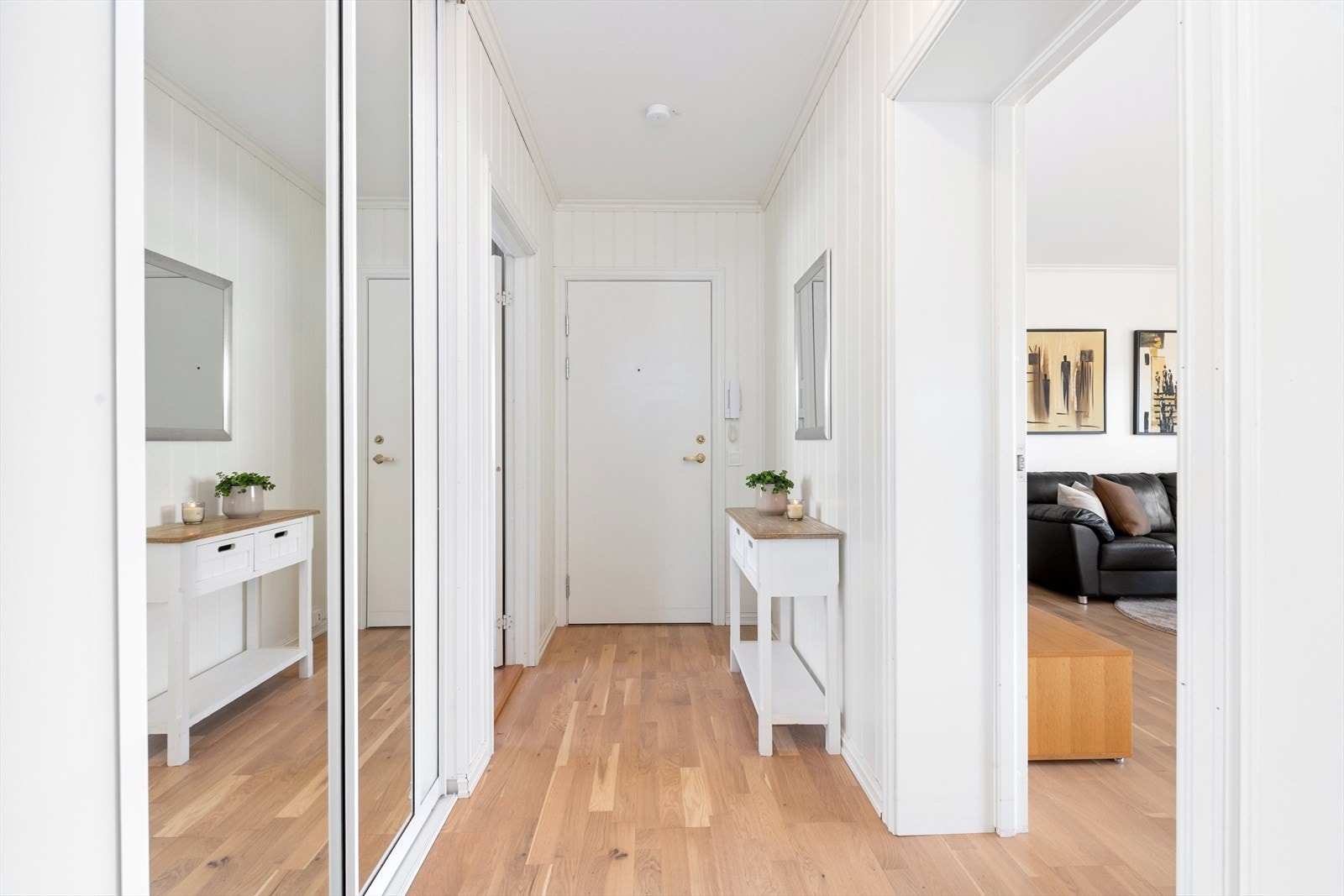 Skyvedørsgarderobe i entréen gir praktisk oppbevaringsplass. Galleribilde