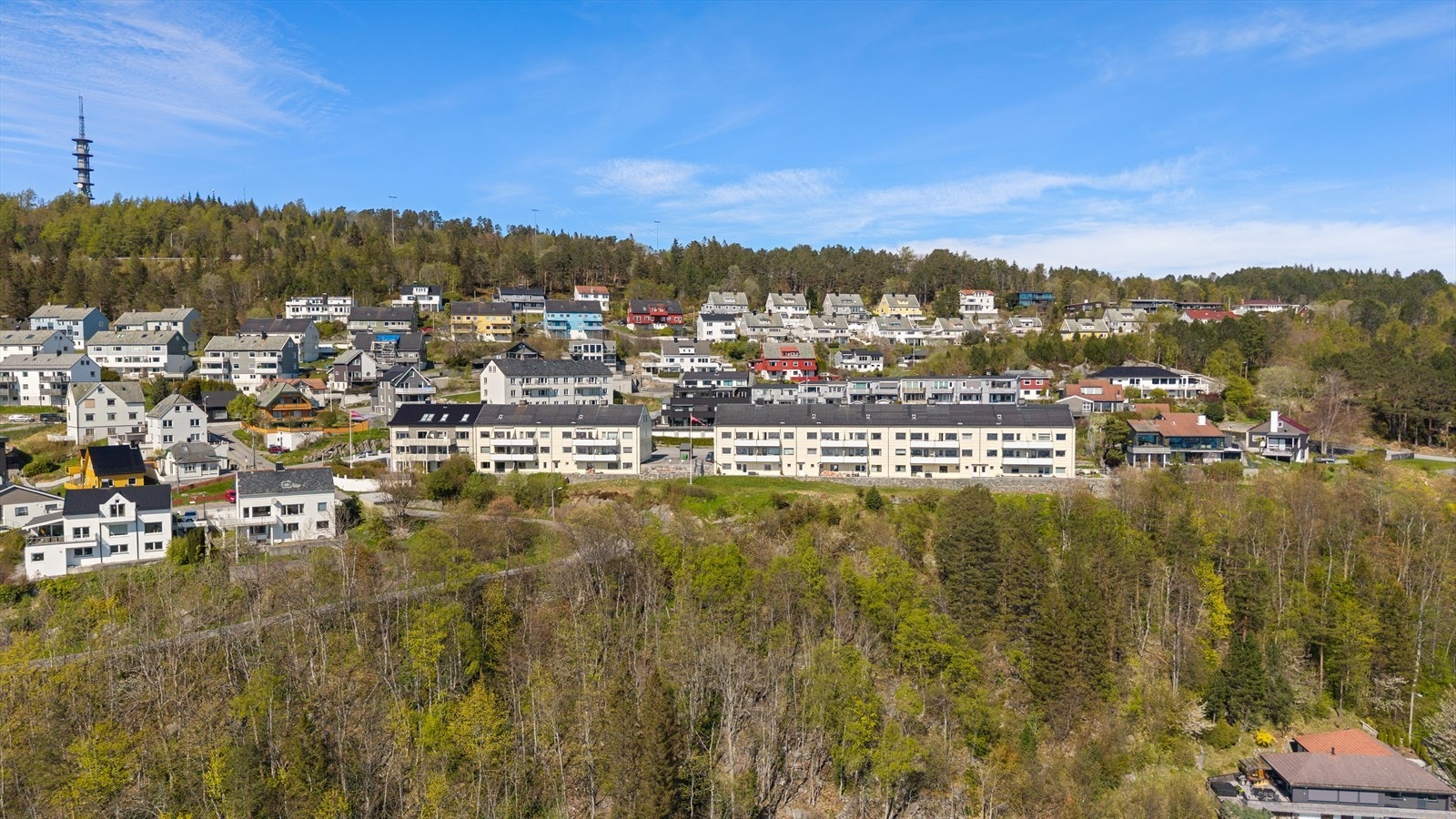 Området byr på et variert bomiljø med både rekkehus og eneboliger i nærheten. Galleribilde