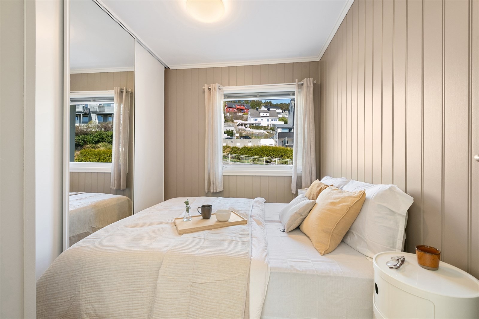 Soverommet er utstyrt med en praktisk skyvedørsgarderobe for effektiv oppbevaring. Galleribilde