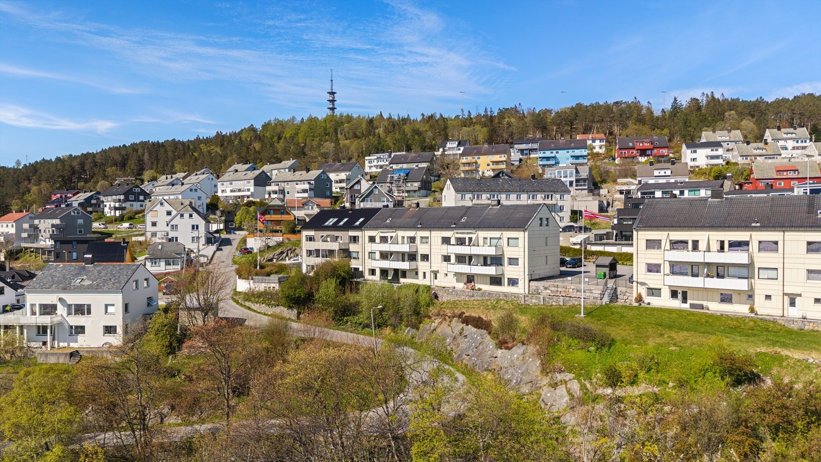 Boligblokken ligger i et etablert nabolag med nærhet til natur og rekreasjonsmuligheter. Fra boligen går du rett ut i Turstiene over Aksla. Det er gangavstand til Ålesund sentrum. Galleribilde