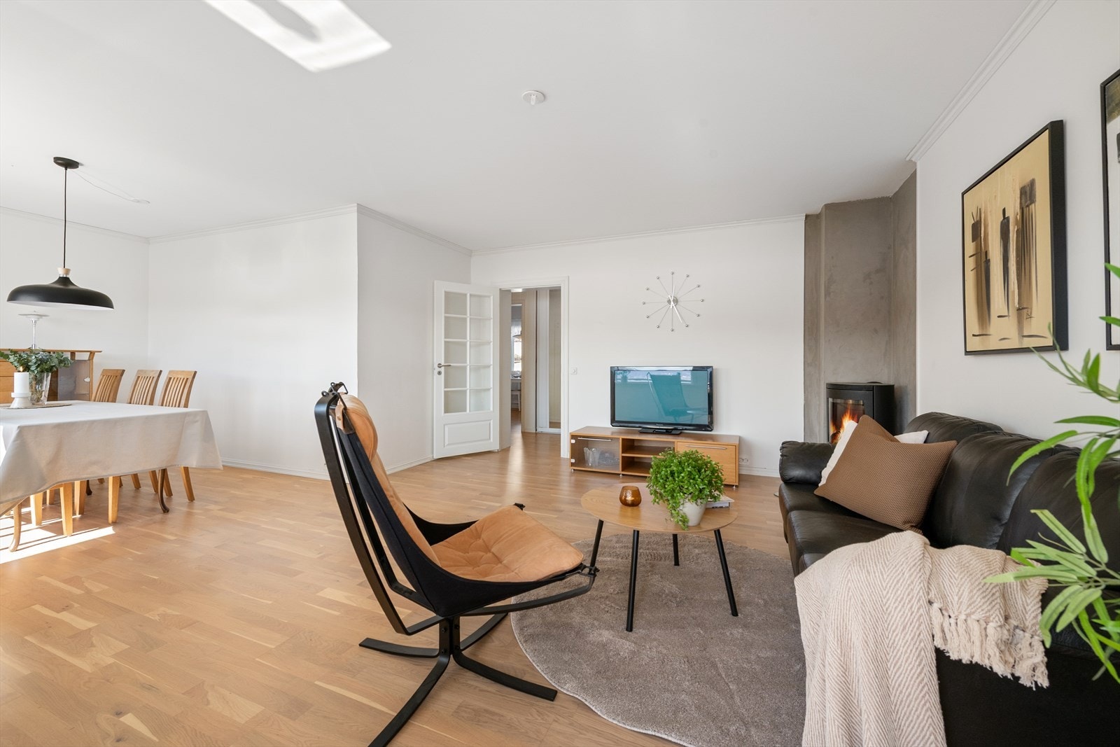 Stuen er romslig med åpen løsning mot spisestuen, som skaper en god romfølelse. Galleribilde