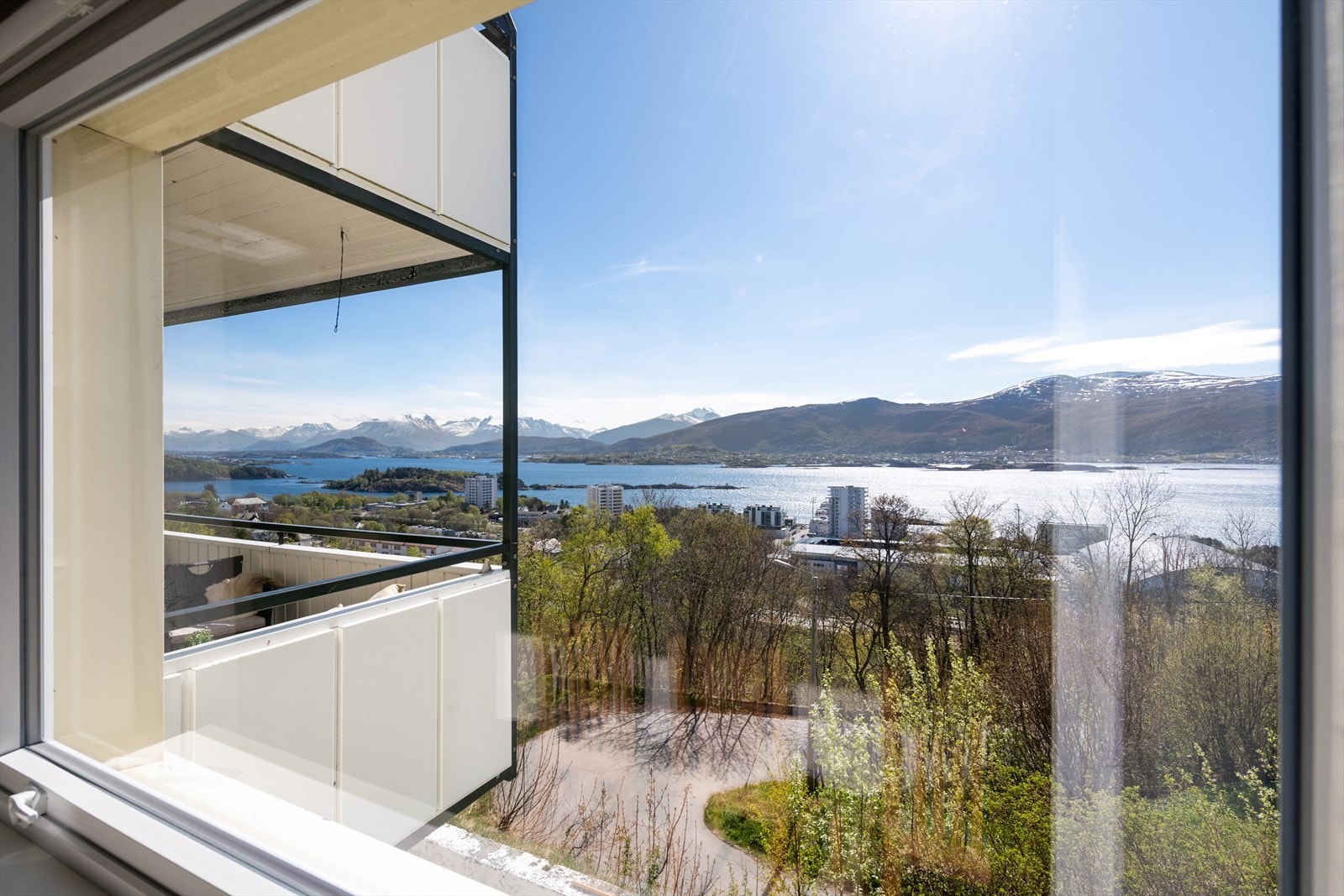 Store vindusflater gir flott utsyn over fjord og fjell. Galleribilde