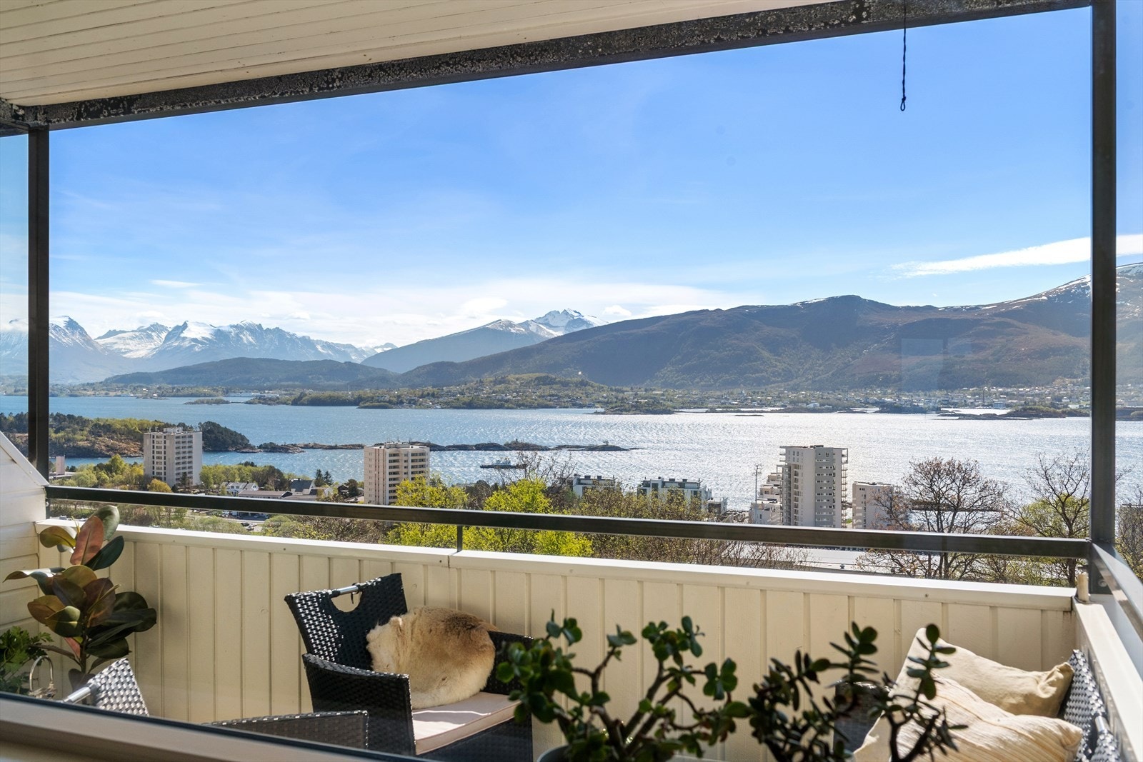 Velkommen til en av Byfjellets beste utsikter! Fjelltunvegen 55B presentert av Eiendomsmegler Norge v/ Marianne Stenseth. Galleribilde