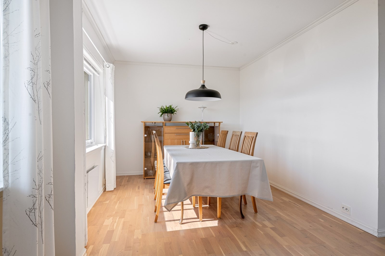 God plass til stort spisestue. Den store innvendige boden ligger vegg i vegg med spisestuen. Galleribilde