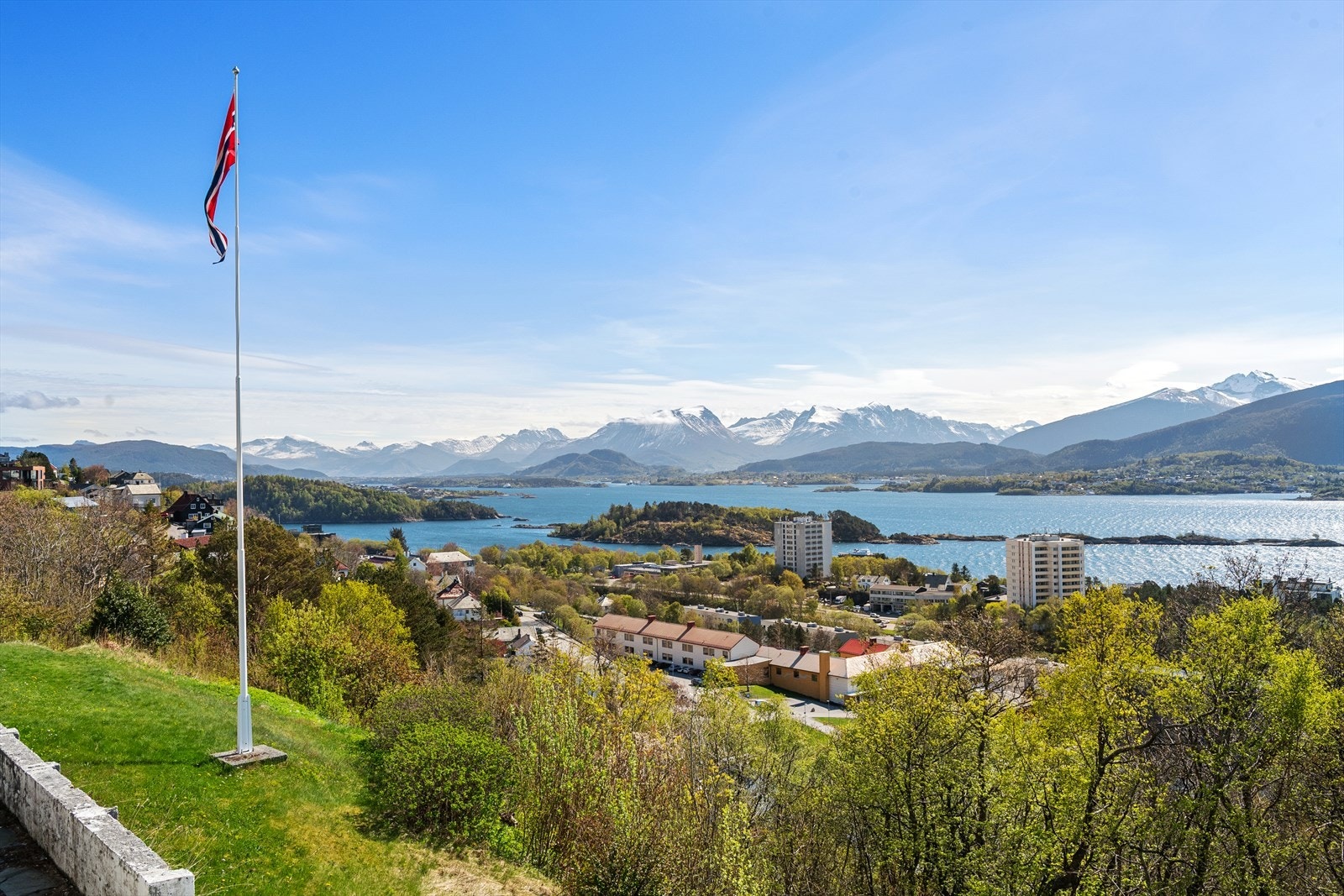 Eiendommen har sørvendt veranda med meget gode solforhold og en fantastisk utsikt mot Sunnmørsalpane, Borgundfjorden og nærområdet. Galleribilde