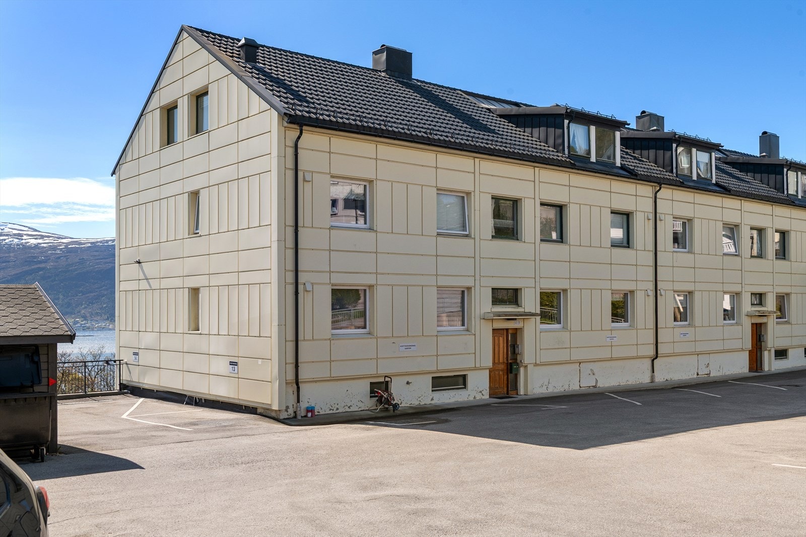 Bygningen har PVC-vinduer med 2-lags glass fra 2017, som gir god isolasjon. Galleribilde