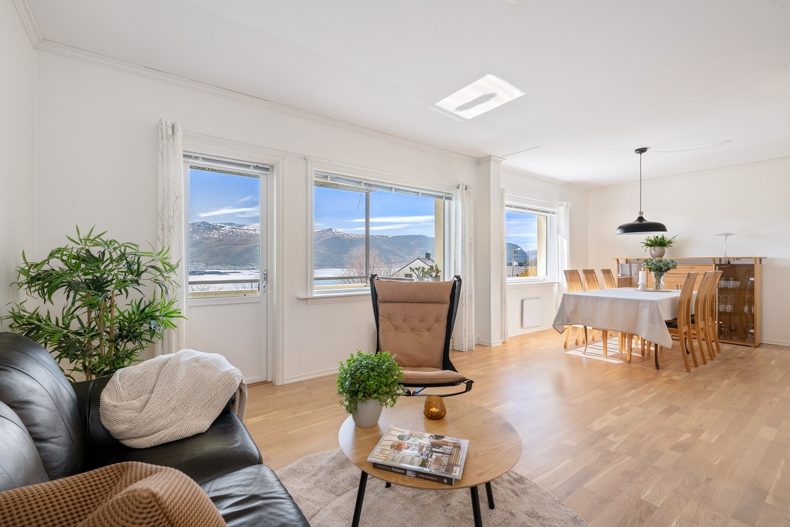 Stuen har utgang til en sørvendt veranda på ca 7 m². Galleribilde