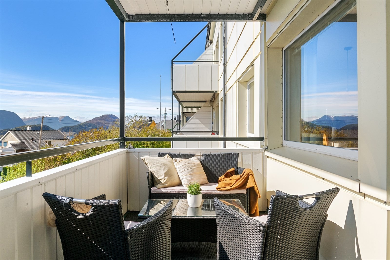 Verandaen har god plass til sittegruppe. Galleribilde