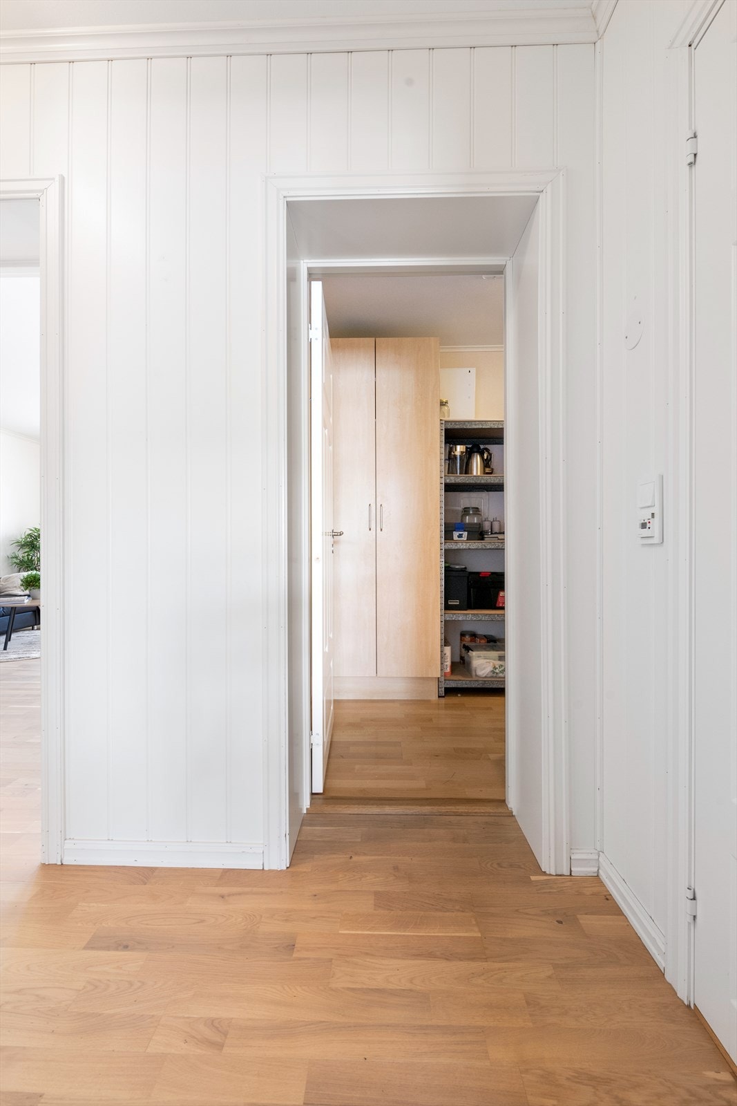 God forbindelse fra entré til tilstøtende rom gir enkel tilgjengelighet. Den store innvendige boden ligger vegg i vegg med badet. Galleribilde