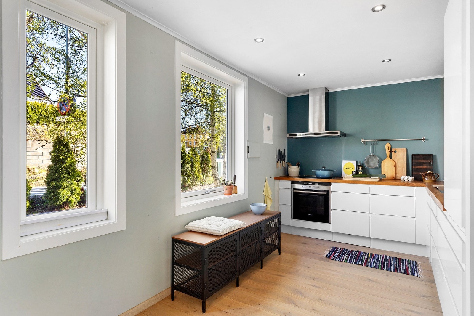 Kjøkkenet har plass til ekstra hyller/skap, eller et frokostbord som et fint suplement til spisestua i en travel hverdag. Galleribilde