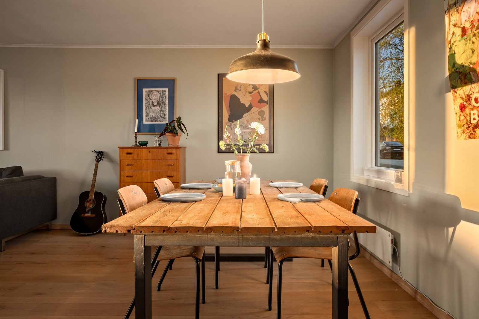 Her kan du fint møblere med stort spisebord hvor du kan invitere til både hverdag og fest. Galleribilde