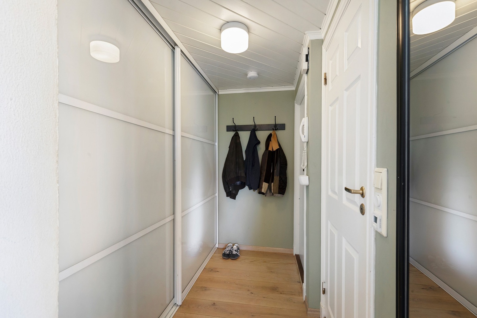 Trivelig entré utstyrt med skyvedørsgarderobe med plass til sko og yttertøy. Galleribilde